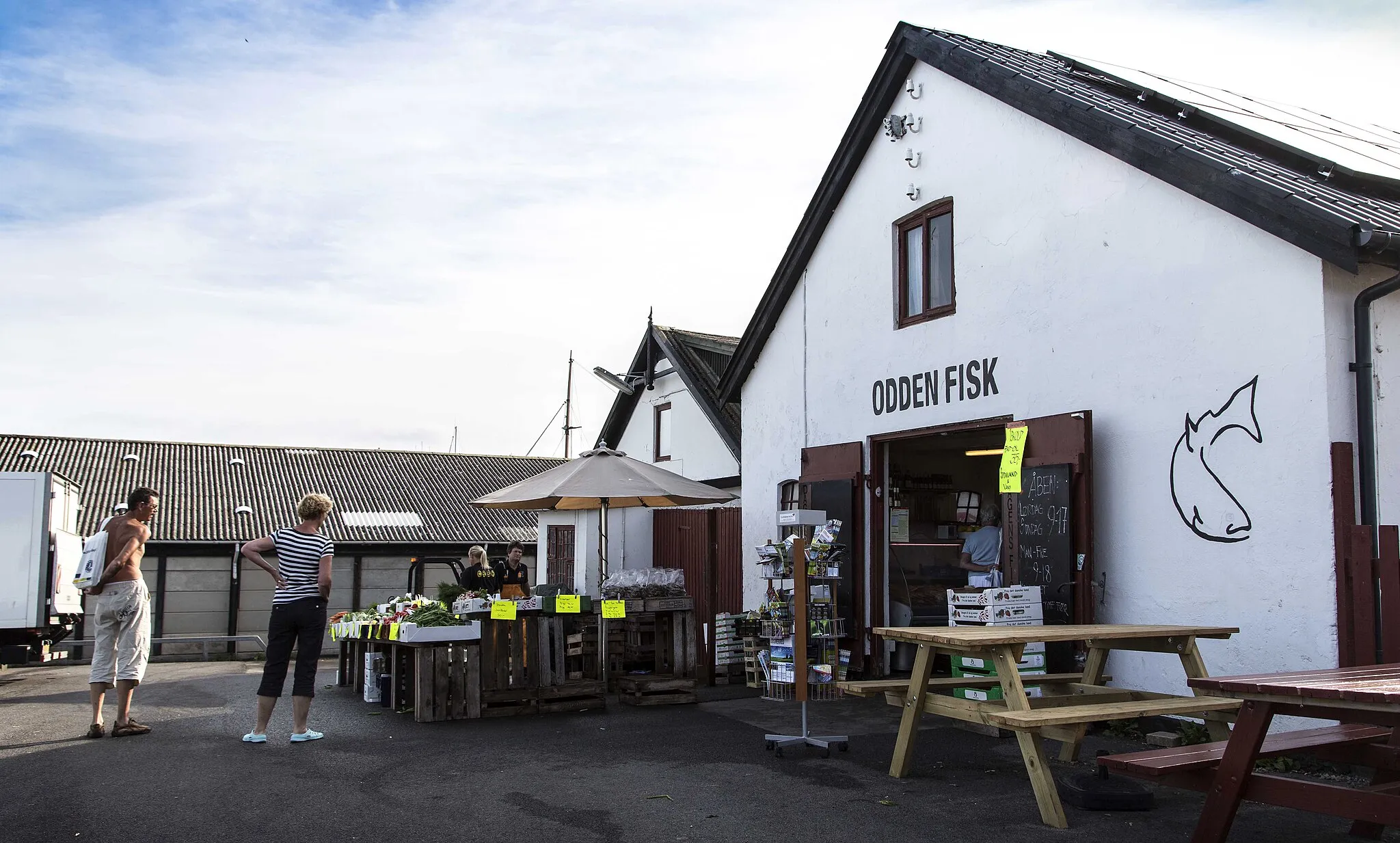 Photo showing: Odden Fisk. Sjællands Odde Fiskerforretning (fish shop), Odden havn, Odsherred Kommune, Sjællands Odde, Sjællands (Sealand), Danmark (Denmark).
Photo: News Øresund - Johan Wessman
© News Øresund
Detta verk av News Ãresund Ã¤r licensierat under en Creative Commons ErkÃ¤nnande 3.0 Unported-licens (CC BY 3.0). Bilden fÃ¥r fritt publiceras under fÃ¶rutsÃ¤ttning att kÃ¤lla anges (Foto: News Ãresund - Johan Wessman). 
The picture can be used freely under the prerequisite that the source is given (Photo: News Ãresund - Johan Wessman). 
News Ãresund, MalmÃ¶, Sweden.
www.newsoresund.org.

News Ãresund Ã¤r en oberoende regional nyhetsbyrÃ¥ som ingÃ¥r i projektet Ãresund Media Platform som drivs av Ãresundsinstituttet i partnerskap med Lunds universitet och Roskilde Universitet och med delfinansiering frÃ¥n EU (Interreg IV A Ãresund) och 14 regionala; icke kommersiella aktÃ¶rer.