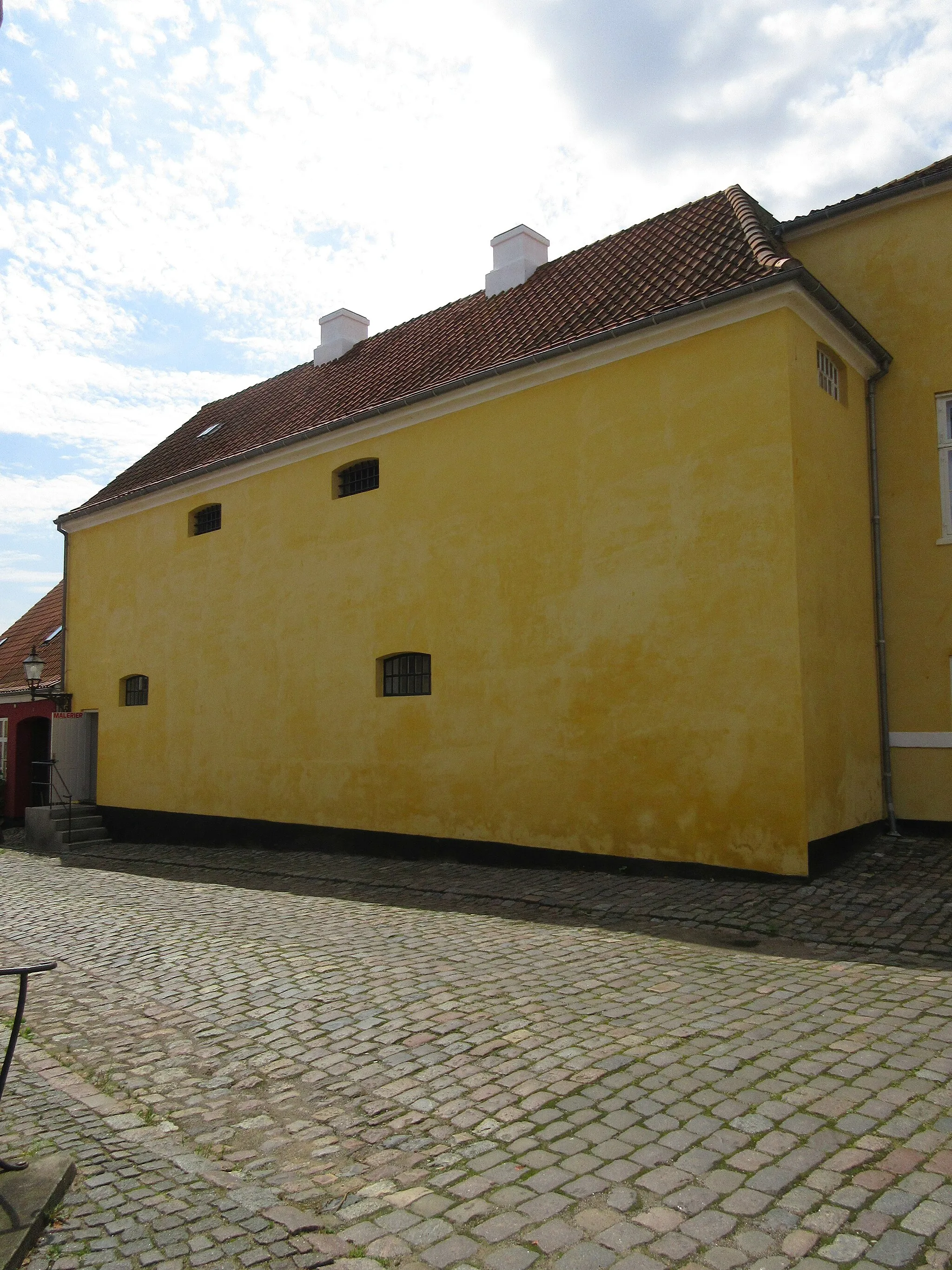 Photo showing: The former jailhouse of Præstø Town Hall in Præstø, Denmark