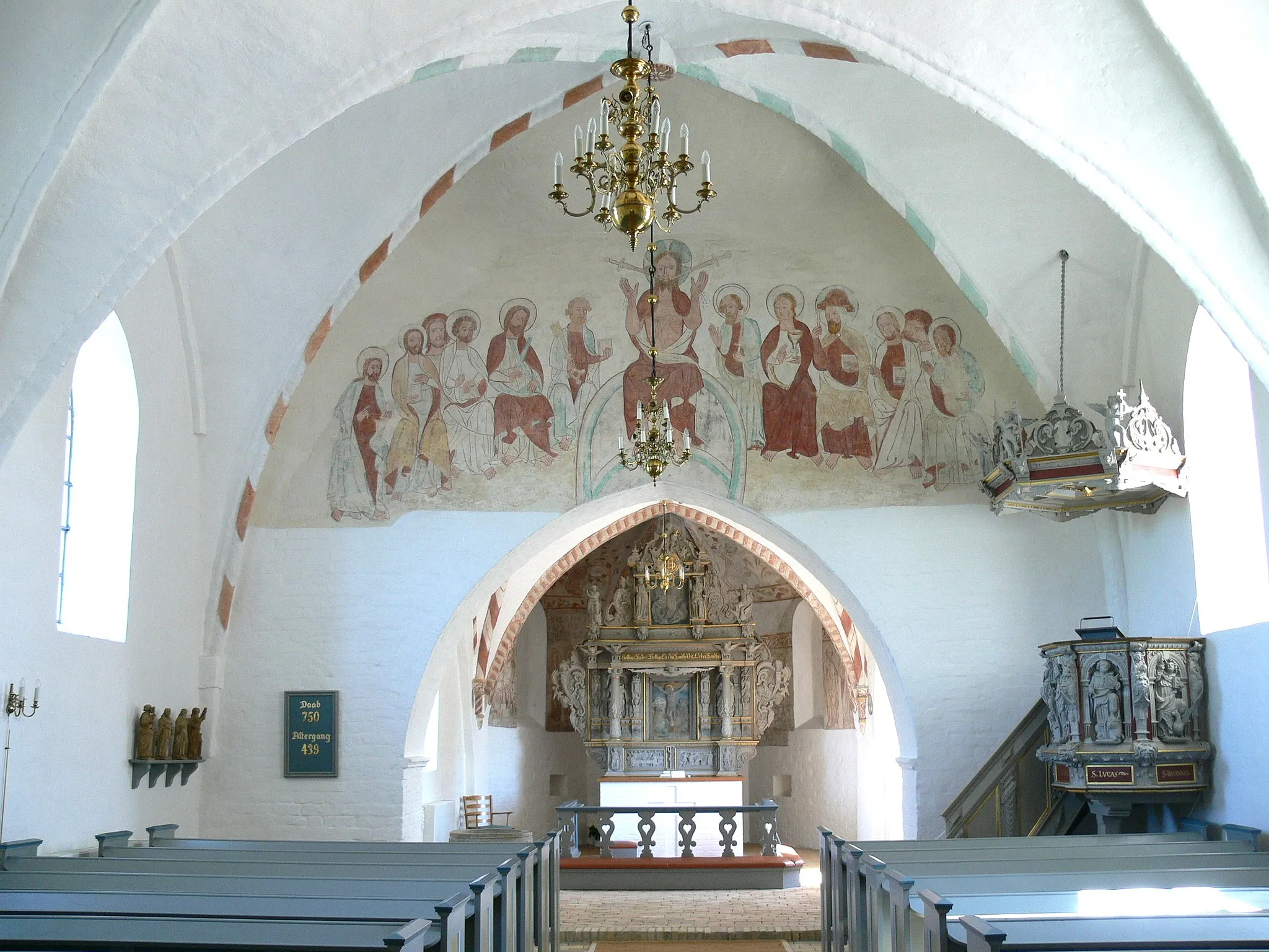 Photo showing: Nørre Alslev church. Interior with baroque pulpit and altar. Wallpainting showing Majestas Christi with apostles.