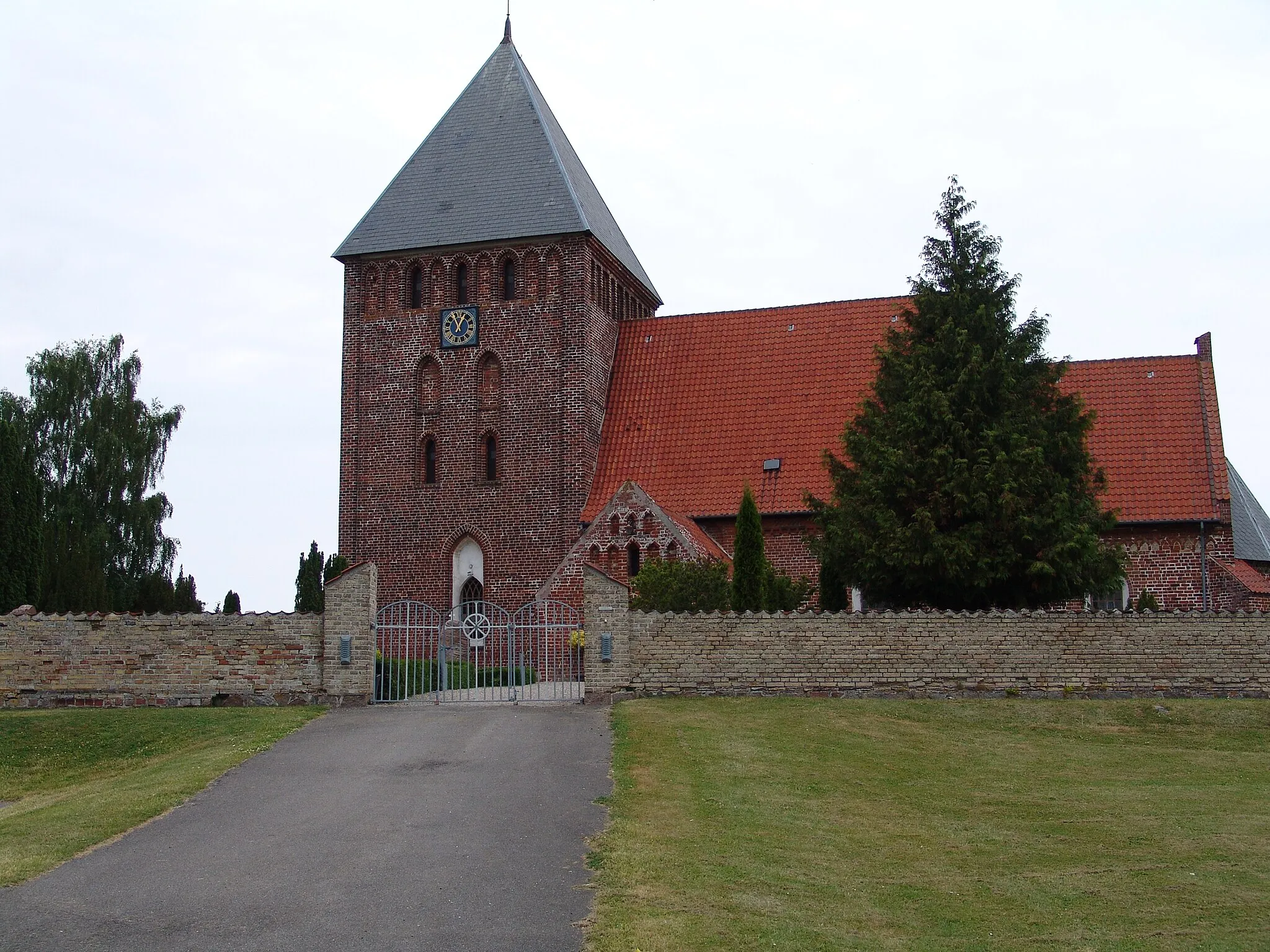 Photo showing: Østofte Kirke nær ved Nørreballe