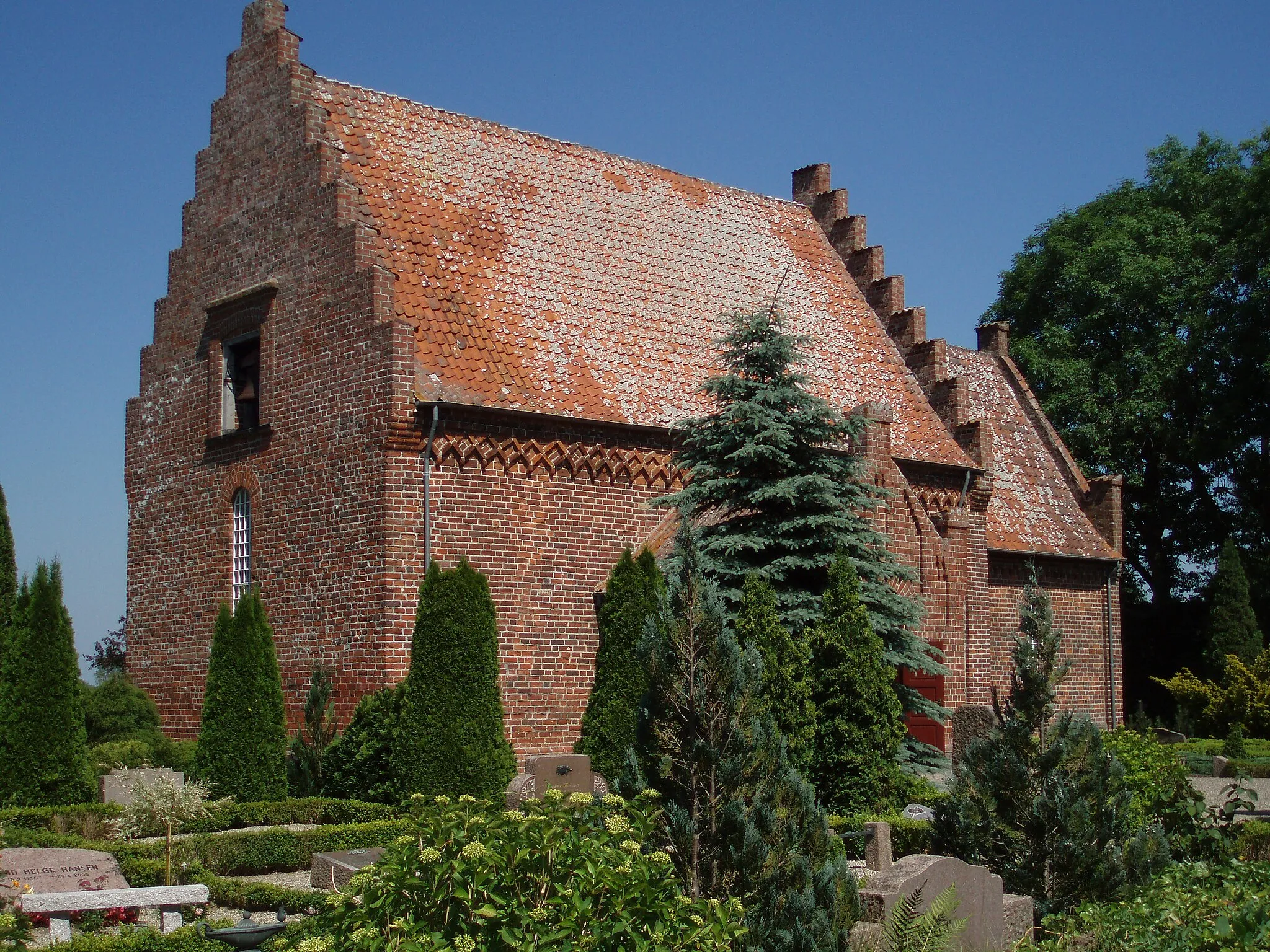 Photo showing: Bursø Kirke set fra sydsiden.