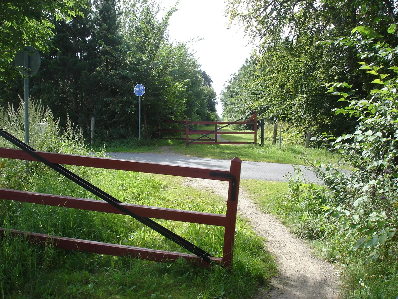 Photo showing: Jernbanestien Lolland krydser Gl. Stationsvej ved Bursø