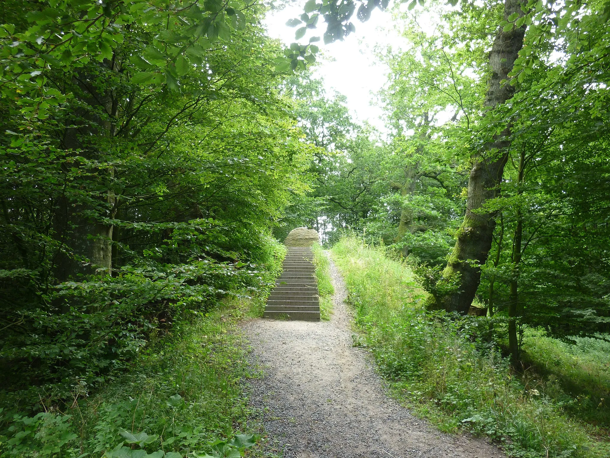 Photo showing: Den kunstige del af Gyldenløves Høj med trappen op til mindestenen