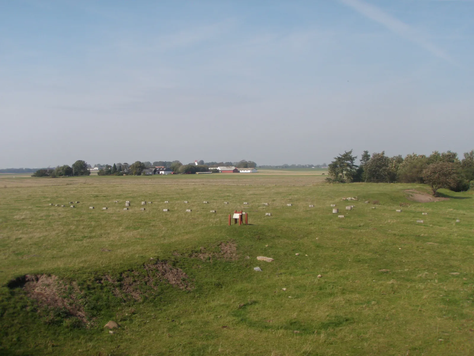 Photo showing: The name Tissø on Sjælland, Danmark is well over 1000 years old and will probably be the god of war Tir or Ty in the Nordic gods mythology. Excavations took place here under the direction of archaeologist Lars Jørgensen in 1995-2003. Rich discoveries, among other weapons, suggesting that there has been a ritual sacrifice to the holy lake in the early Iron Age (Merovingians time - the Viking period), then one of Europe's largest ch richest settlements with the great man's residence, commercial and cult center was in the Western side of the lake of the same name as the site. Archaeological artifacts found at archaeological sites are numerous, showing import objects, and wealth, for example, is a necklace of gold at 2 kg. Lake Tissø was navigable by ships of antiquity, from the sea and along Halleby on to the port at the settlement Tissø. Chief farm in Viking times consisted of seven buildings on an area of 20 000 square meters. Hall building was 48 meters long and 12 ½ meters wide or 500 square meters, whose pole holes are marked at the bird tower at the lake. Trade stalls were at the lake and the river Halleby A large area of the pit house for short stays shows that this is collected an entire district for religious gatherings during pagan times. The place lost its importance since the Middle Ages began and the center of power moved to the other side of the lake, where the church was built in Sæby and Hvide family lived in a mansion.