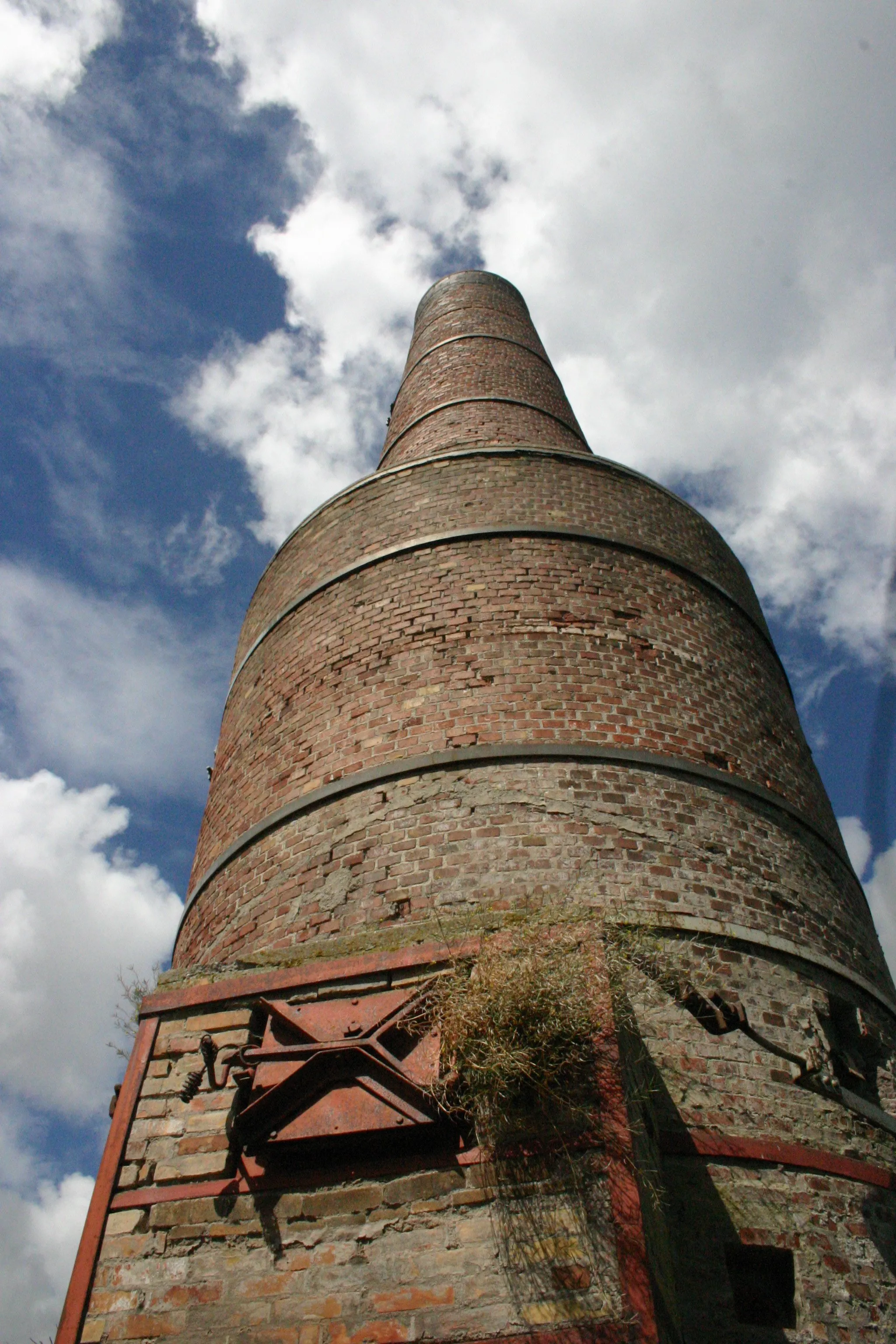 Photo showing: Den ene af de to tørreovne i kalkbruddet