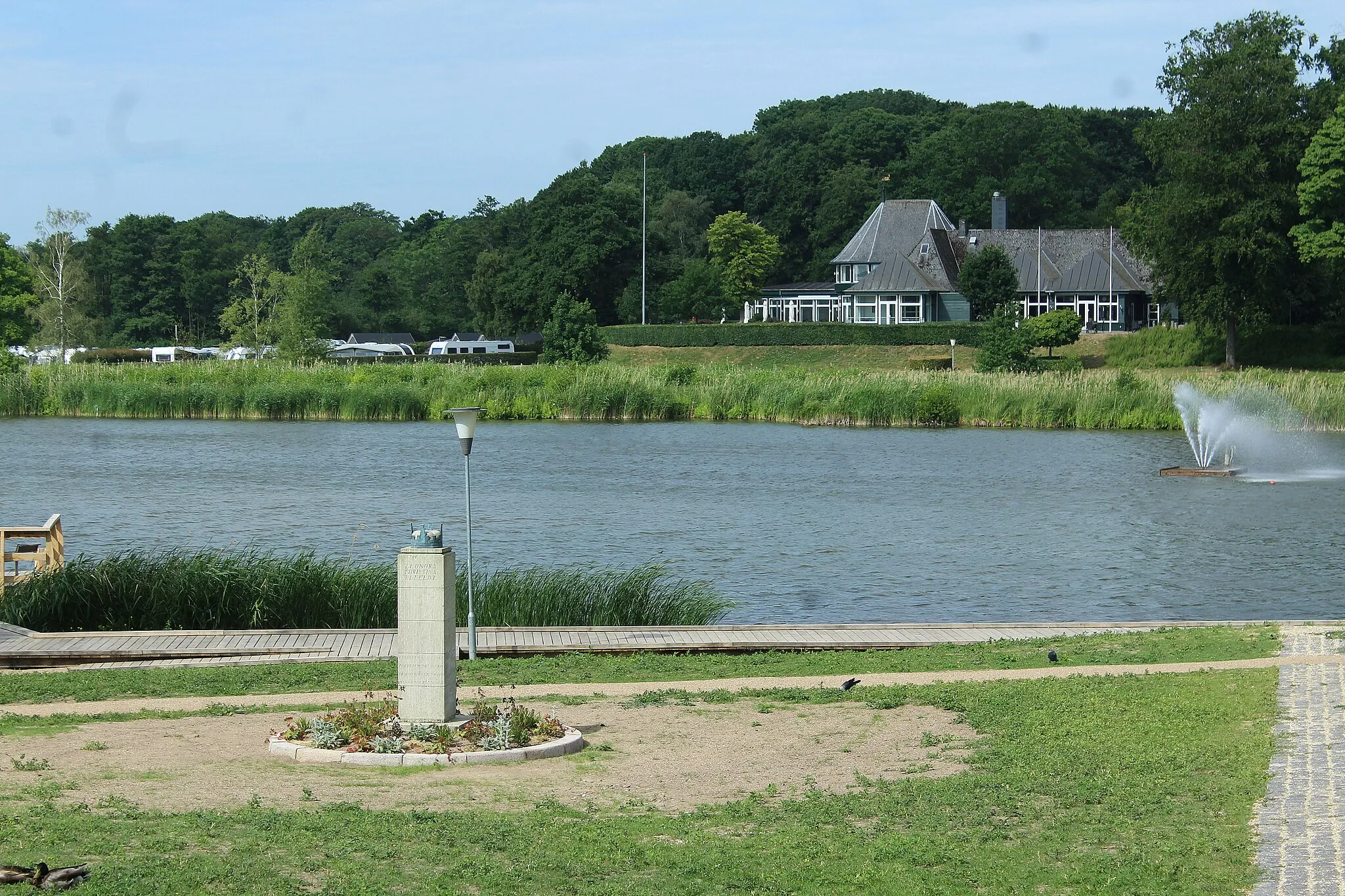 Photo showing: Maribo, view across the Søndersø to the restaurant "Bangs Have"