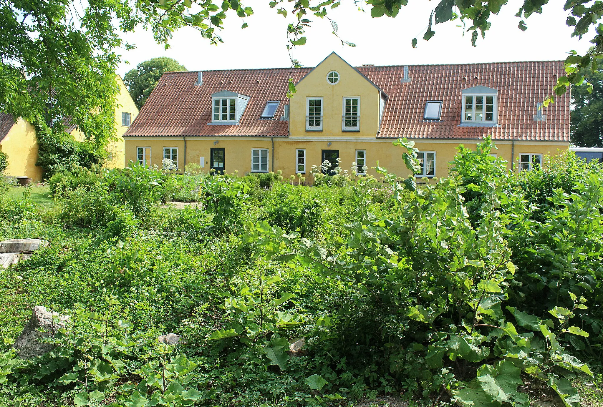 Photo showing: Maribo, the pilgrims huset (garden side)