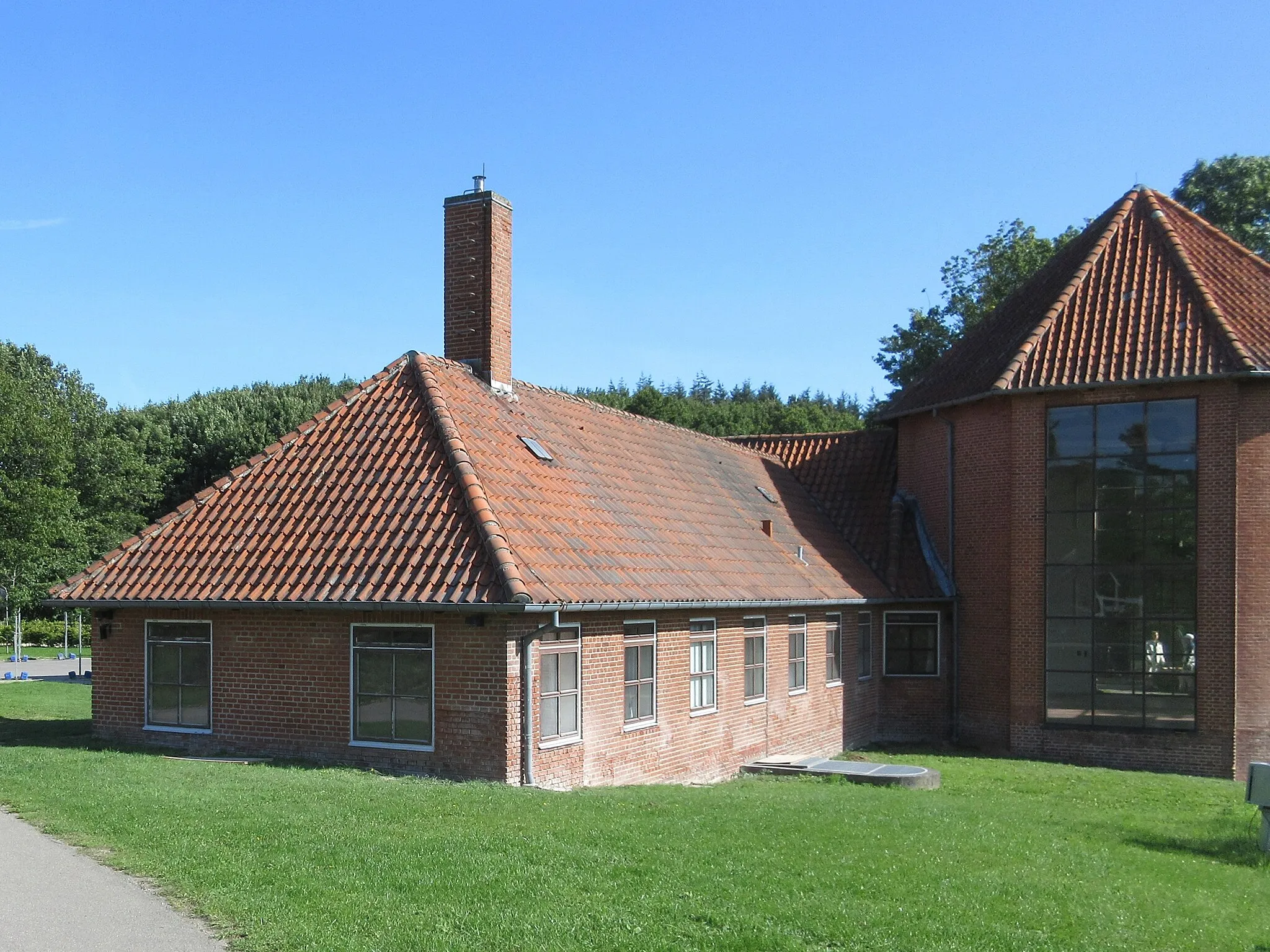 Photo showing: Værkstedsbygningen at Brorfelde, Holbæk Municipality, Denmark