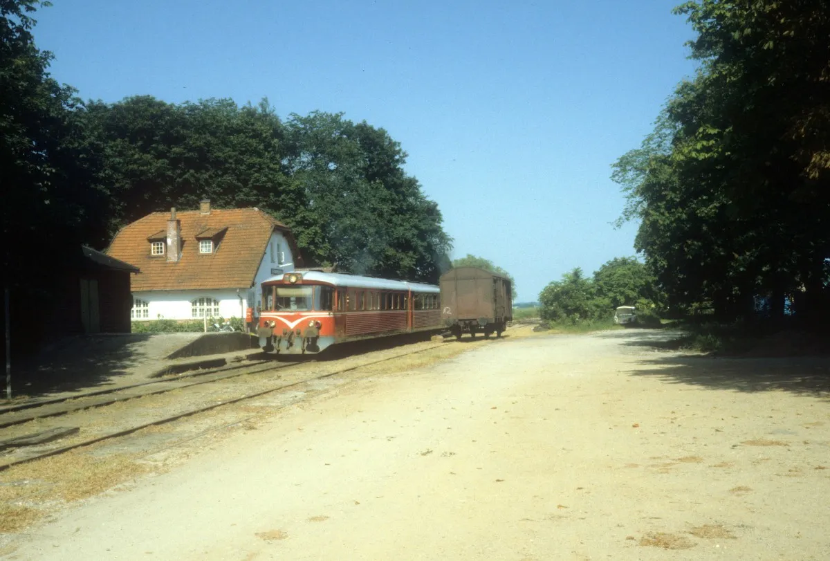 Photo showing: HTJ (Høng-Tølløse-Jernbane) Triebzug (Ym + Ys) Bahnhof Nyrup am 23. Juni 1983.