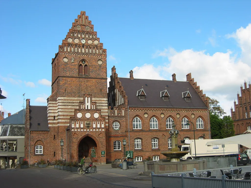 Photo showing: The former city hall of Roskilde, Denmark. Built in 1884. The tower is left-over from a church, originally built in 1125. [1]