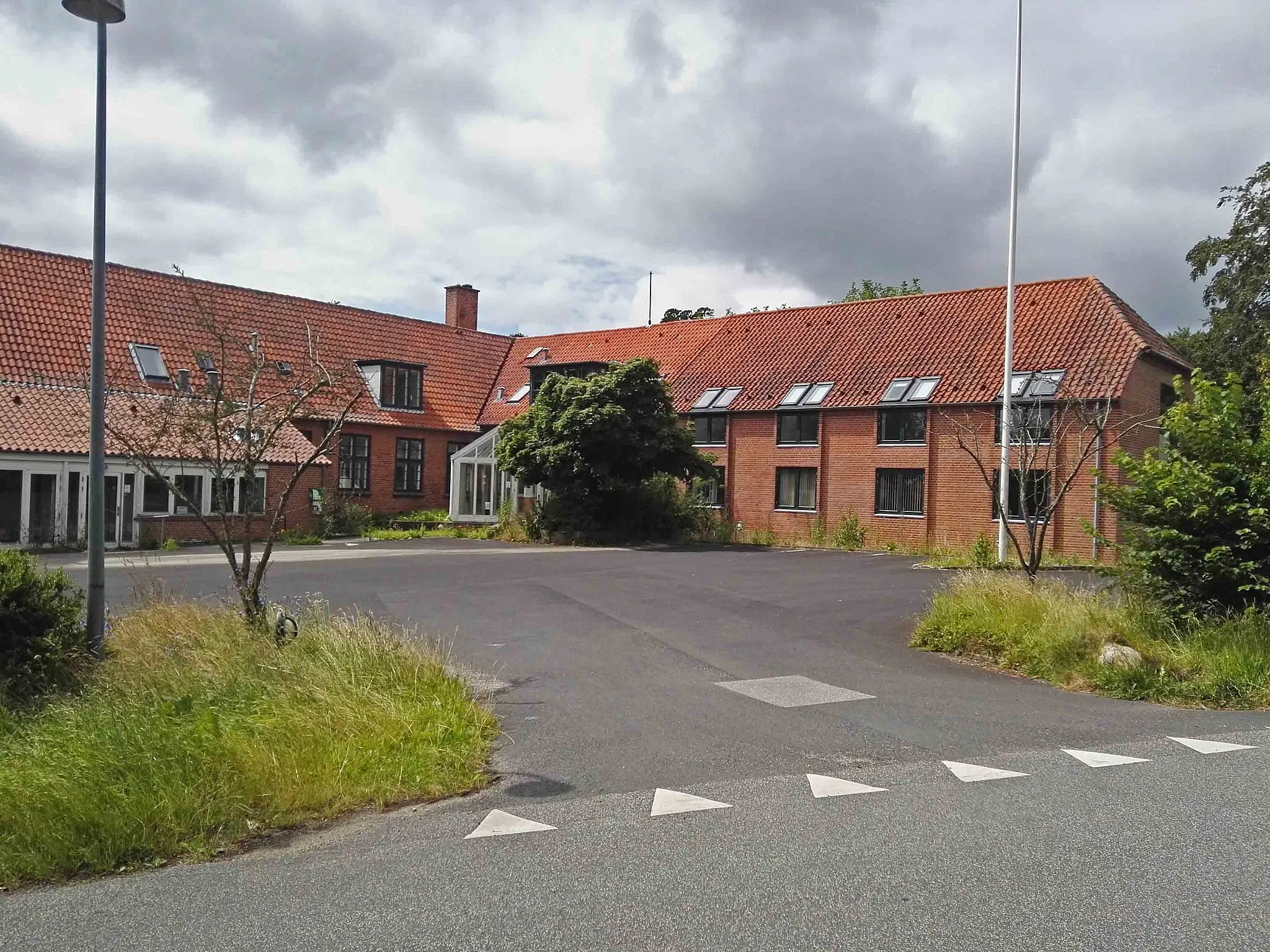Photo showing: Lyndby gamle skole, der fungerede som rådhus i Bramsnæs Kommune