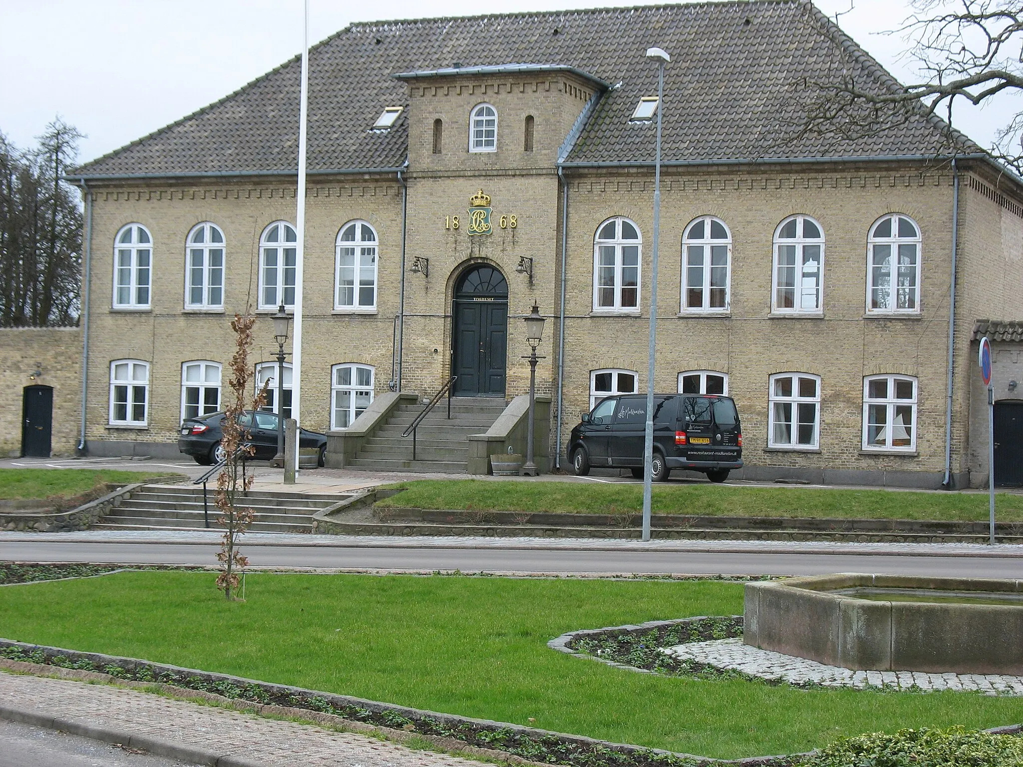 Photo showing: Råd-, ting- og arresthuset på Holtets Plads 1 i Nykøbing Sjælland