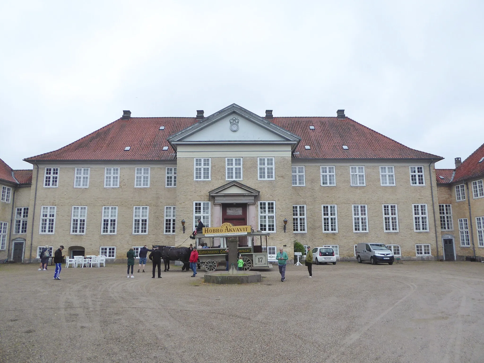 Photo showing: The horse-drawn bus KO 17 from 1897 from Copenhagen at the main building of the estate Skjoldenæsholm. The bus belongs to Sporvejsmuseet Skjoldenæsholm which provides trips with it to the estate and back on certain days.