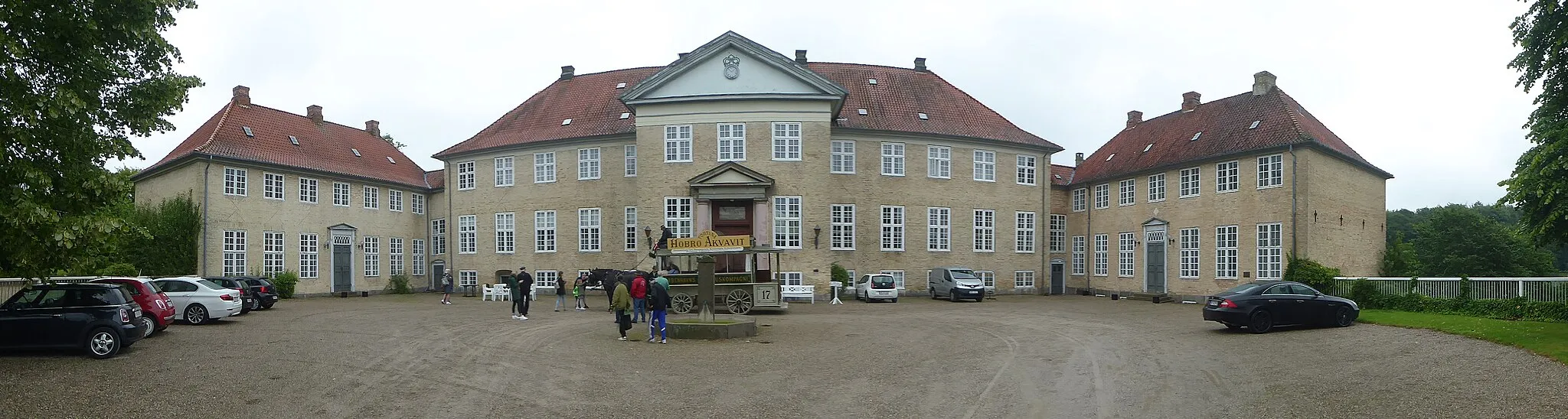Photo showing: The horse-drawn bus KO 17 from 1897 from Copenhagen at the main building of the estate Skjoldenæsholm. The bus belongs to Sporvejsmuseet Skjoldenæsholm which provides trips with it to the estate and back on certain days.
