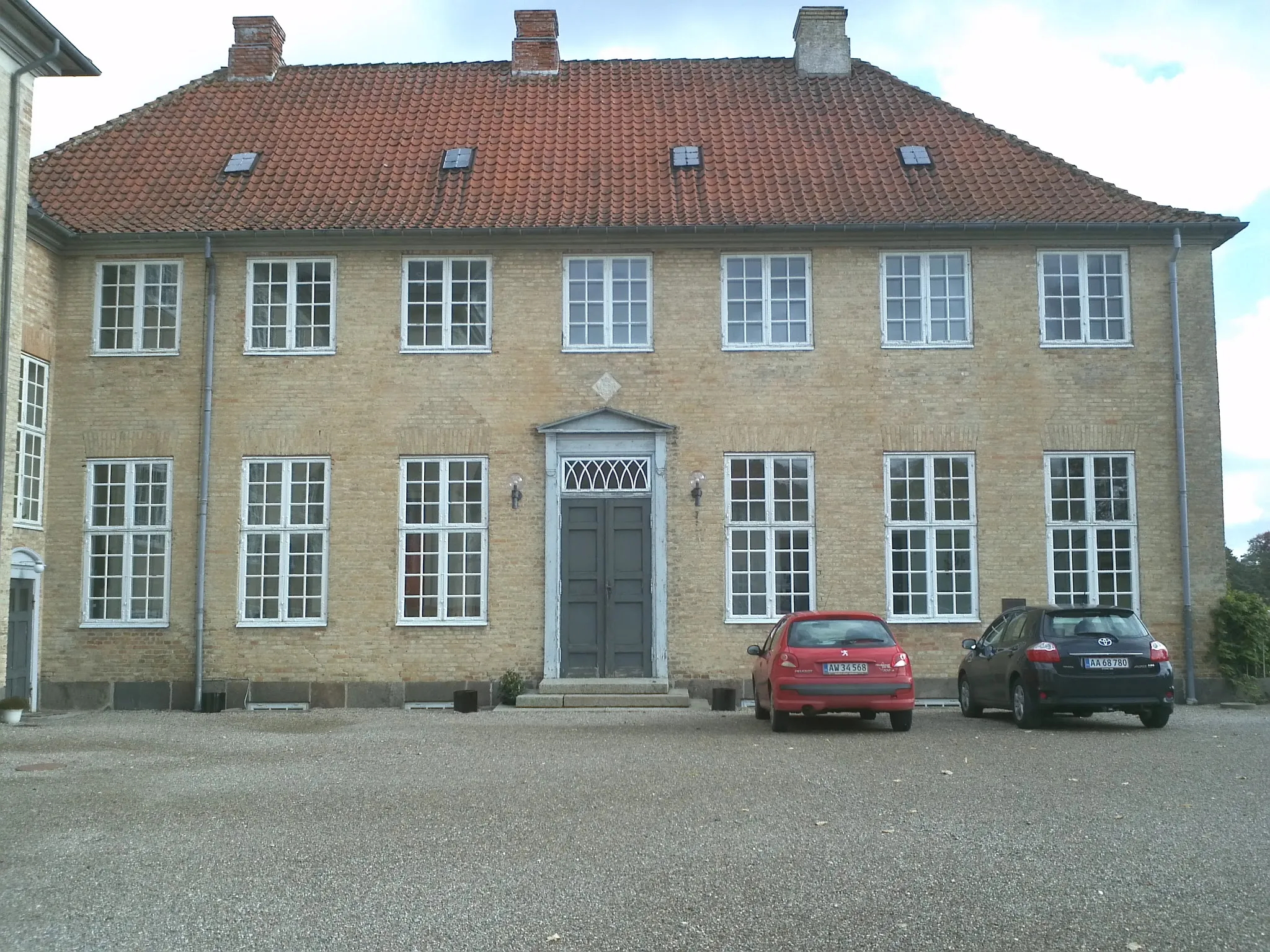 Photo showing: Right wing of Skjoldenæsholm Castle, in Valsølille, Denmark.