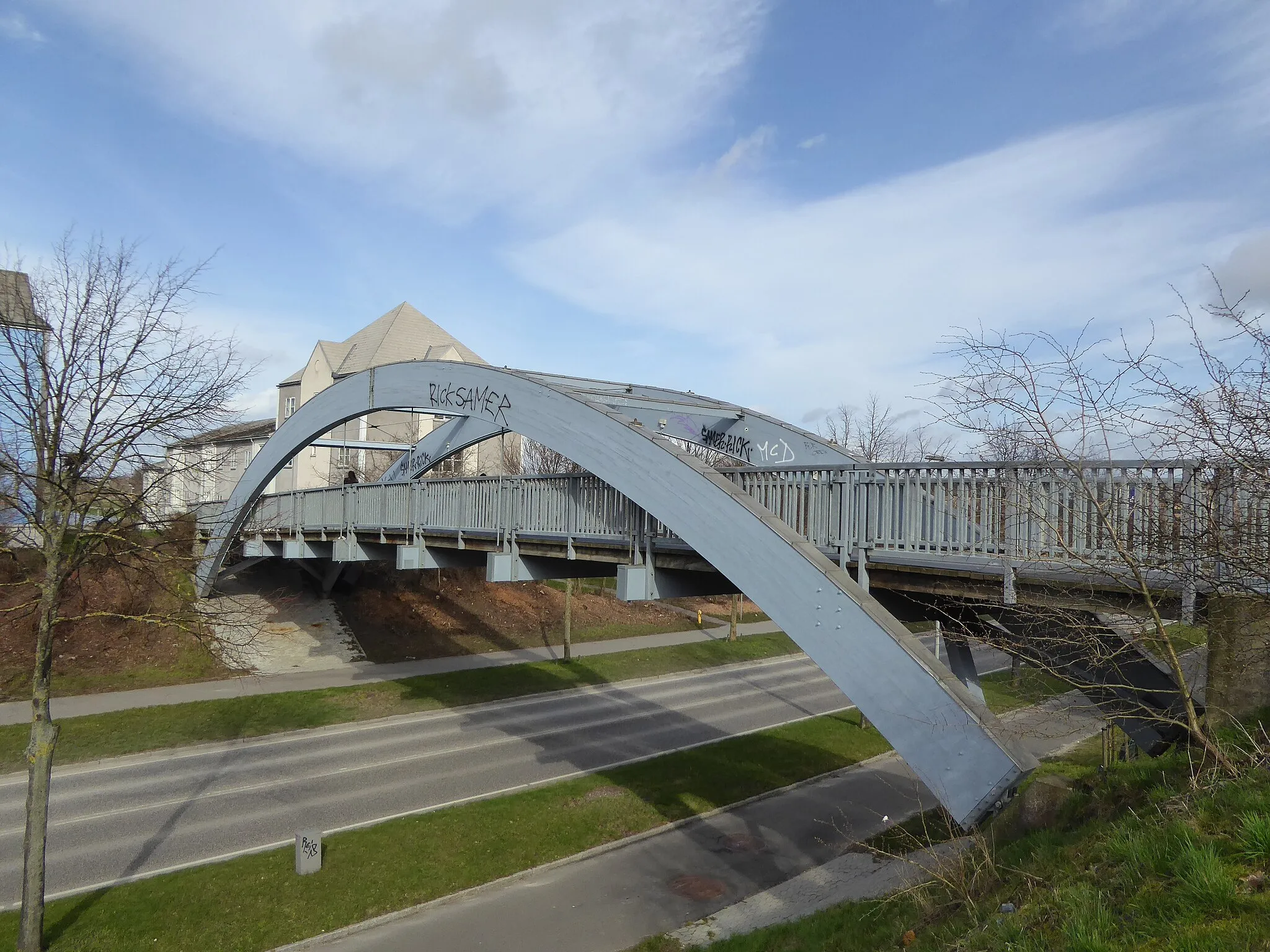 Photo showing: Footbridge over Trekroner Allé in Trekroner in Denmark. At 15 December 2020 it was hit by a truck with a crane and crashed down on the truck.