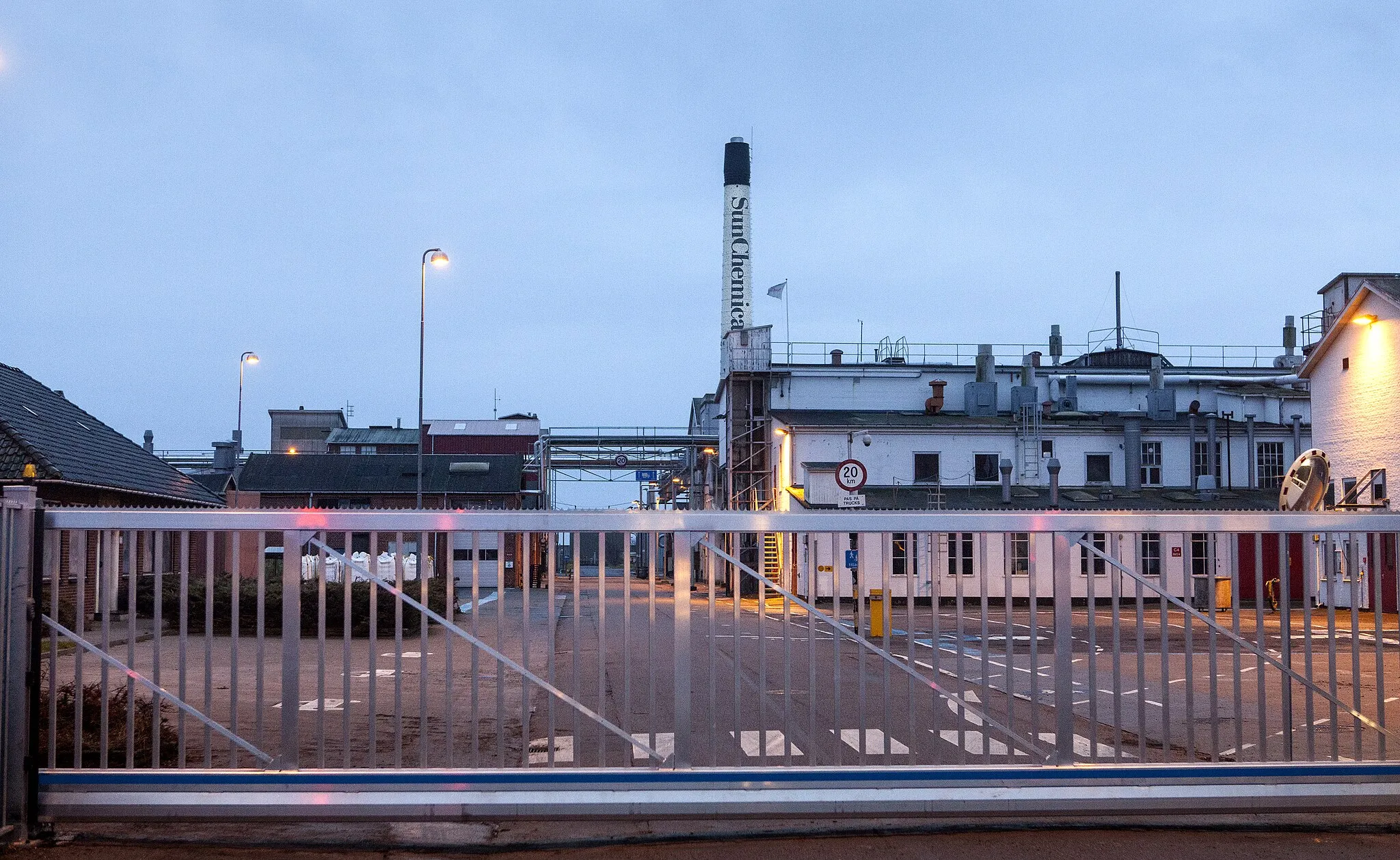 Photo showing: Kemisk Værk i Køge grundlades 1934 norr om staden vid Køge Bugt. 1984 bytte verksamheten namn till Sun Chemical A/S och är ett helägt dotterbolag till Sun Chemical.
Från början producerades växtskyddsmedel och pigmenter och anläggningen hade tidigare stora problem med föroreningar knutet till spillvatten från anläggningen. Under 1980-talet uppges företaget ha gjort stora investeringar i reningsutrustning samtidigt som produktionen av växtskyddsmedel lades ned. 
Kemisk Værk Køge A/S köpte 1971 det skånska kemiföretaget BT-Kemi som några år senare orsakade en stor giftskandal med nedgrävda tunnor med växtgift. 1976 försattes BT Kemi i konkurs och den 22 februari 1979 sprängdes fabriken i luften. Fortfarande uppges det finnas spår av gift kvar i marken där BT Kemi fanns.
Photo: News Øresund - Johan Wessman
© News Øresund(CC BY 3.0)

Detta verk av News Øresund är licensierat under en Creative Commons Erkännande 3.0 Unported-licens (CC BY 3.0). Bilden får fritt publiceras under förutsättning att källa anges. The picture can be used freely under the prerequisite that the source is given. News Øresund, Malmö, Sweden.www.newsoresund.org.News Øresund är en oberoende regional nyhetsbyrå som ingår i projektet Øresund Media Platform som drivs av Øresundsinstituttet i partnerskap med Lunds universitet och Roskilde Universitet och med delfinansiering från EU (Interreg IV A Öresund) och 14 regionala; icke kommersiella aktörer.