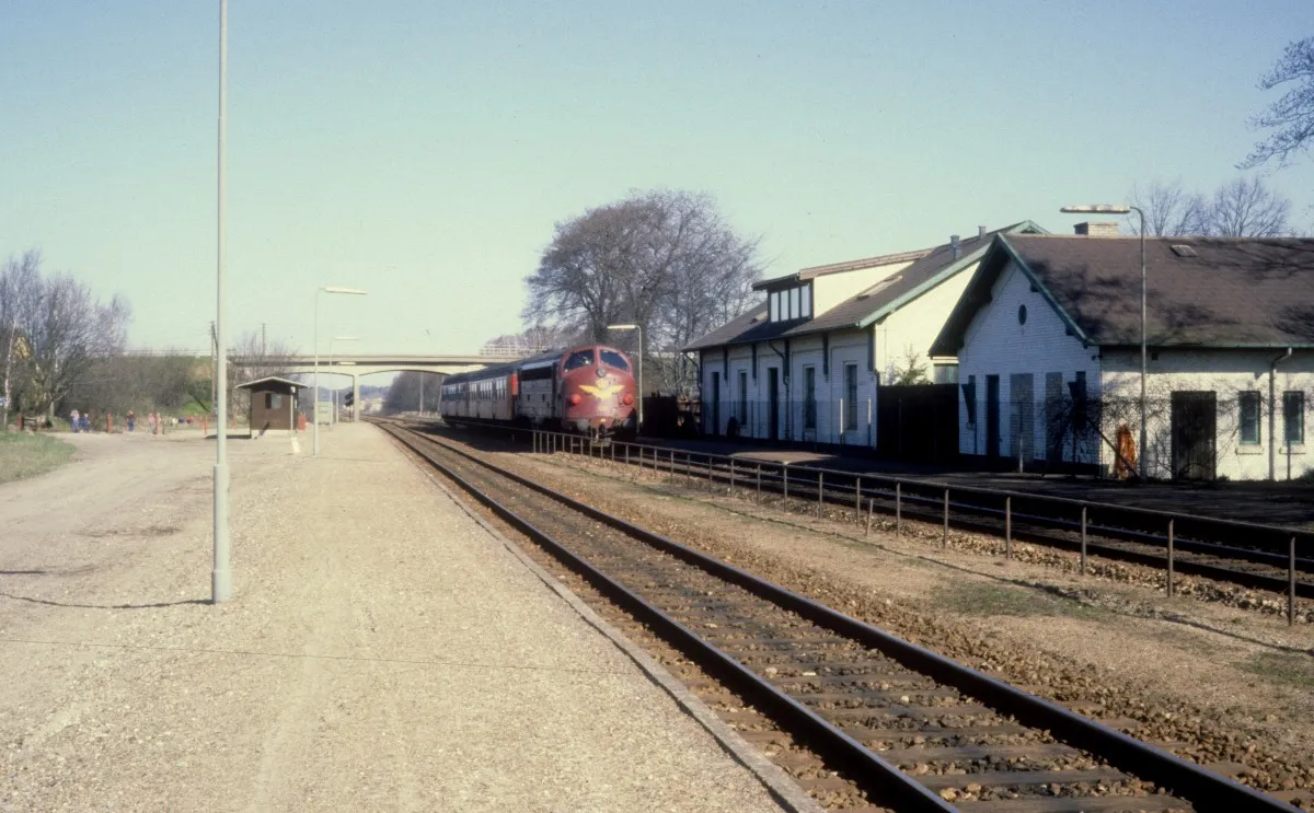 Photo showing: DSB-Kleinstadtbahnhöfe: Bahnhof Lov am 14. April 1981. Der Bahnhof wurde 1982 geschlossen.