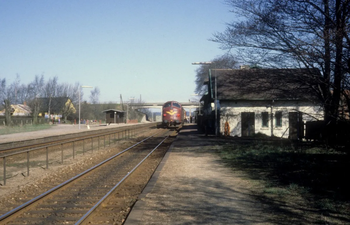 Photo showing: DSB-Kleinstadtbahnhöfe: Bahnhof Lov. - Am Bahnsteig hält ein Regionalzug (My 1132+Bn+Bns). - Datum: 14. April 1981.