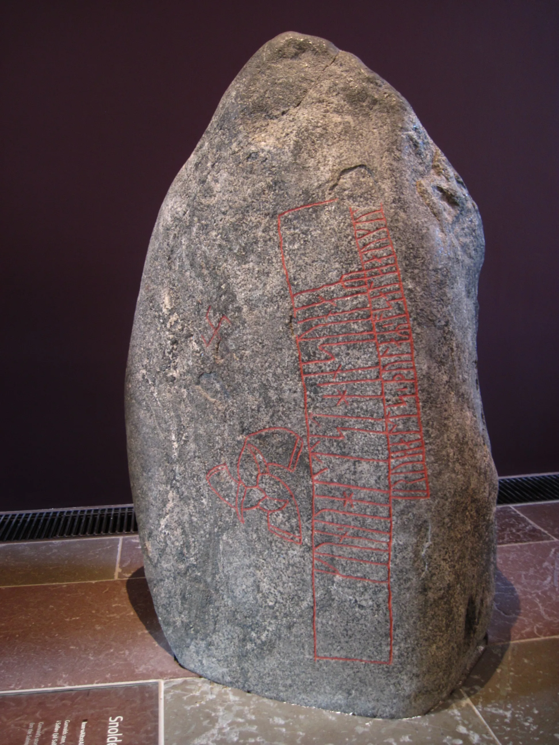 Photo showing: Runestone from Snoldeled, Denmark (c. 8th - 8th century AD). On display at Nationalmuseet in Copenhagen.
The text reads: kun:uAltstAlm:sunaR:ruHalts:þular:asalHauku[M].
transl.: Gunvald's stone, son of Roald, thul (speaker, reader?) in Salløv ( on the salmounds).