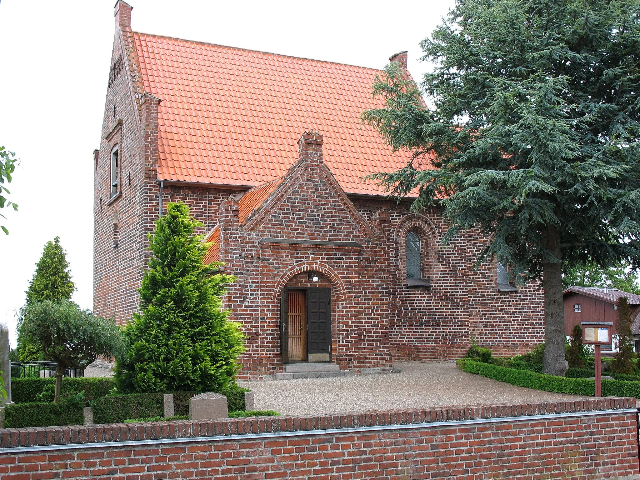 Photo showing: The church "Krønge Kirke" south of the town "Maribo". It is located on the island Lolland in east Denmark.