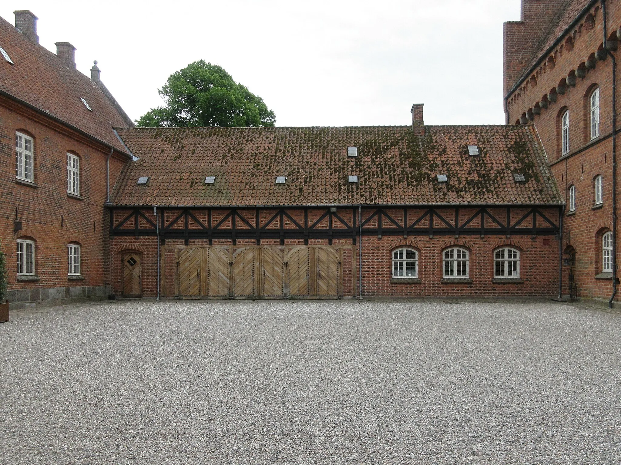 Photo showing: One of the side wings of Grev Knuths Hus, part of Guisselfeld, Denmark