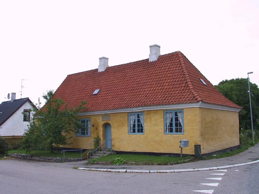 Photo showing: Lille Heddinge Rytterskole
Rytterskolebygningen (1722). F. 1918.*