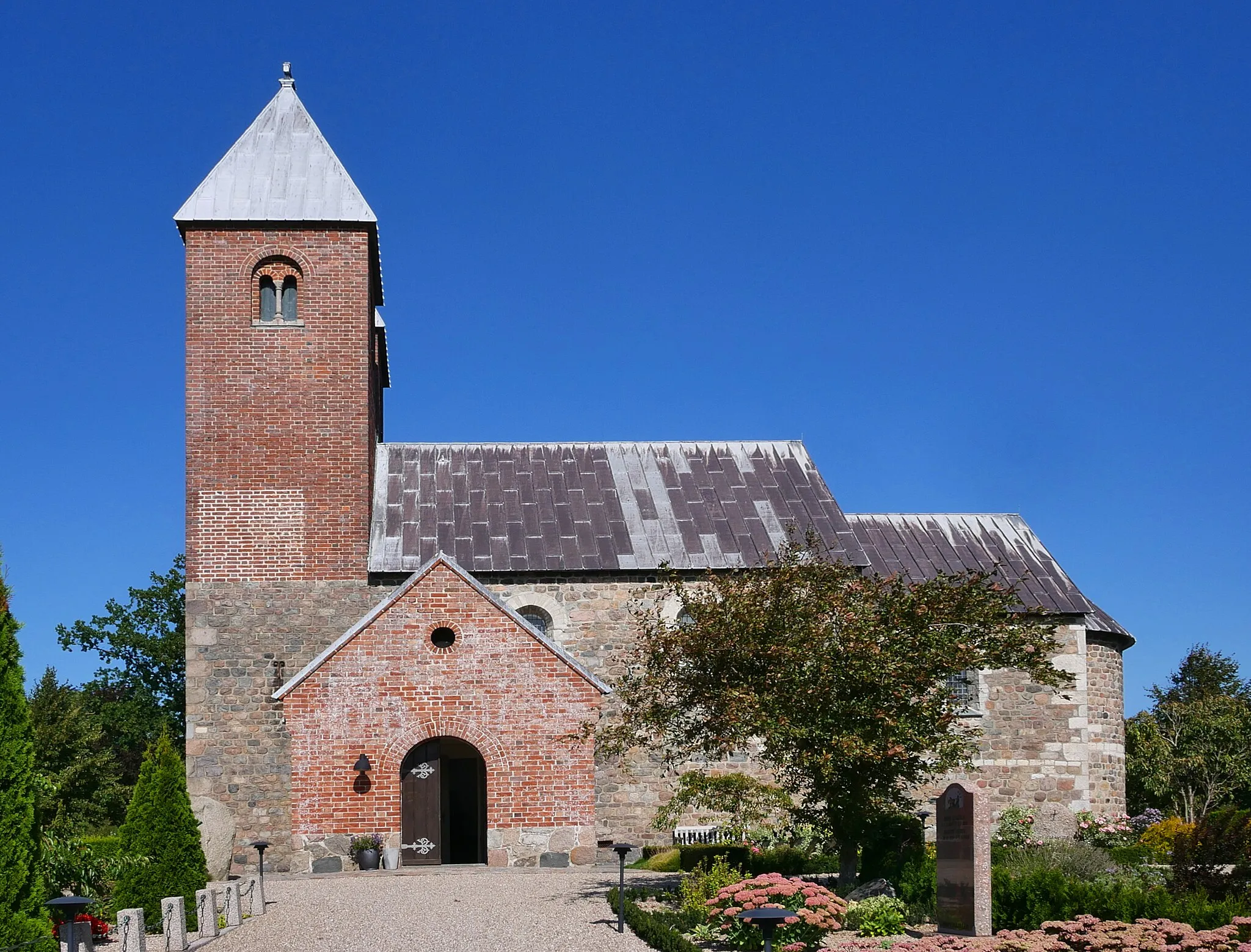 Photo showing: Fjenneslev Kirke von Süden