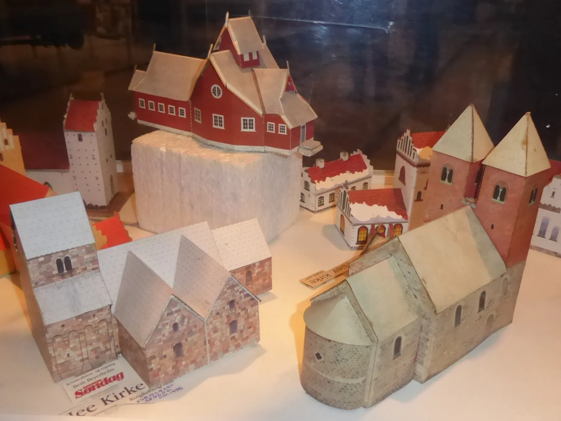 Photo showing: The tramway museum Sporvejsmuseet Skjoldenæsholm is open for Christmas one weekend in december each year. Cardboard models of the church of Qeqertarsuaq in Greenland (above), Hee Kirke and Fjenneslev Kirke (with two towrs) from the weekly magazine Søndag's series of Christmas churches.