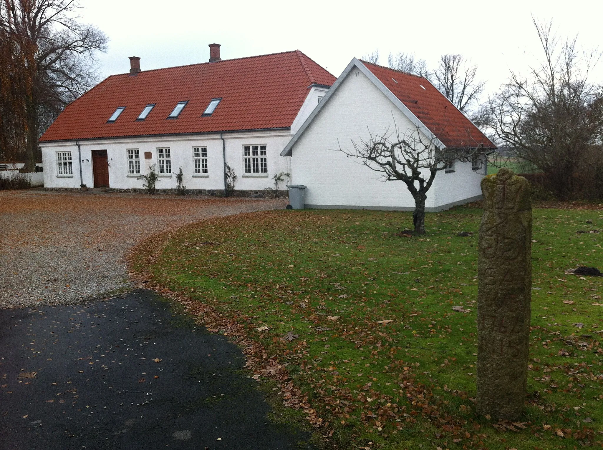 Photo showing: Munke Bjergbys vildtbanepæl foran præstegården til markering af Kong Frederik V's jagtmarker