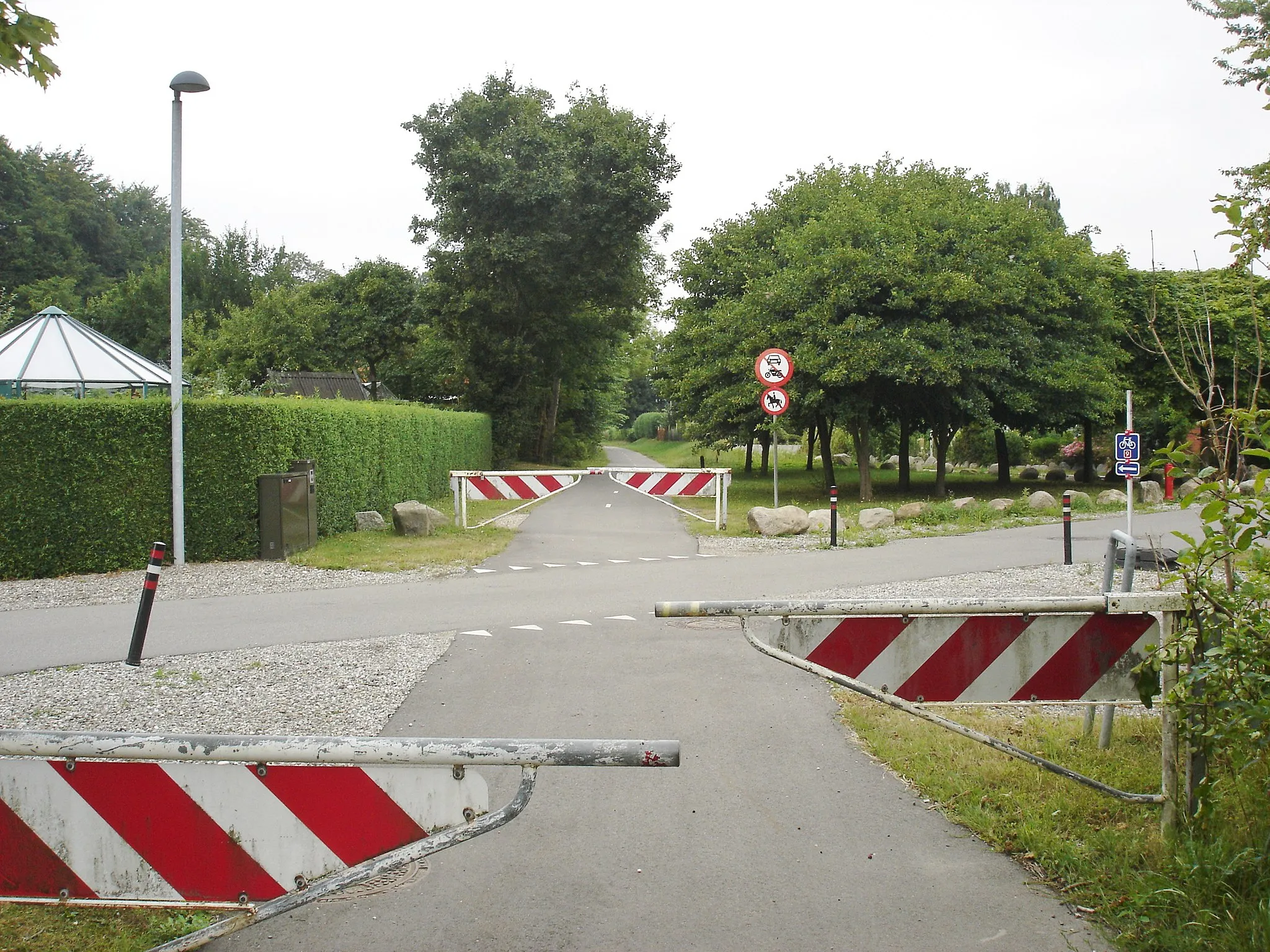 Photo showing: Sti på Stubbekøbingbanens tracé krydser Sønder Vedby Skovvej