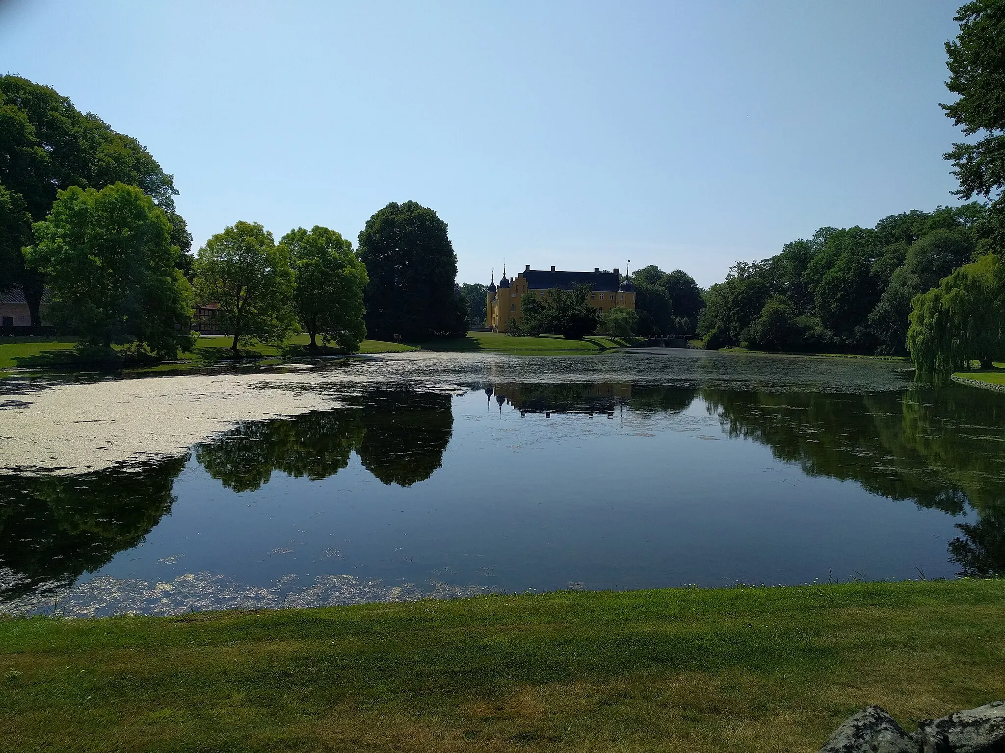 Photo showing: Lake in front of the mansion Krenkerup, with the building in the background.