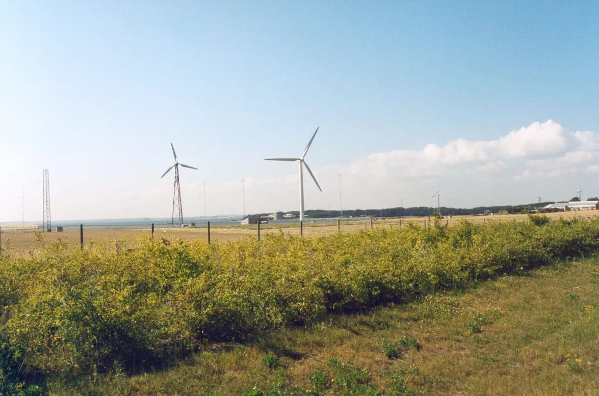 Photo showing: Le fr:Laboratoire national Risø avec ses éoliennes au premier plan et son réacteur nucléaire en fond.