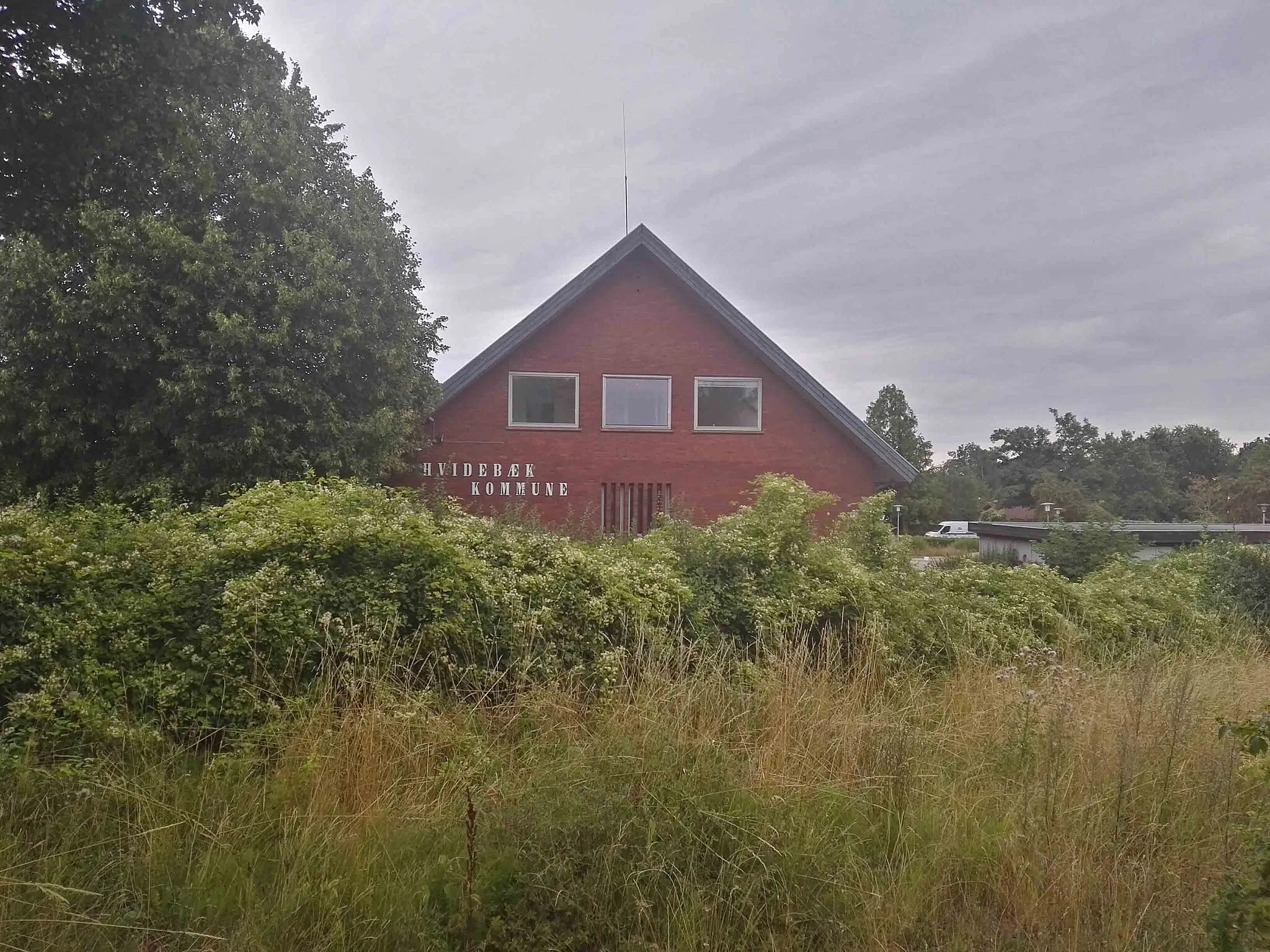 Photo showing: Gavlen af Hvidebæk Rådhus på Hovedgaden 62 i Ubby