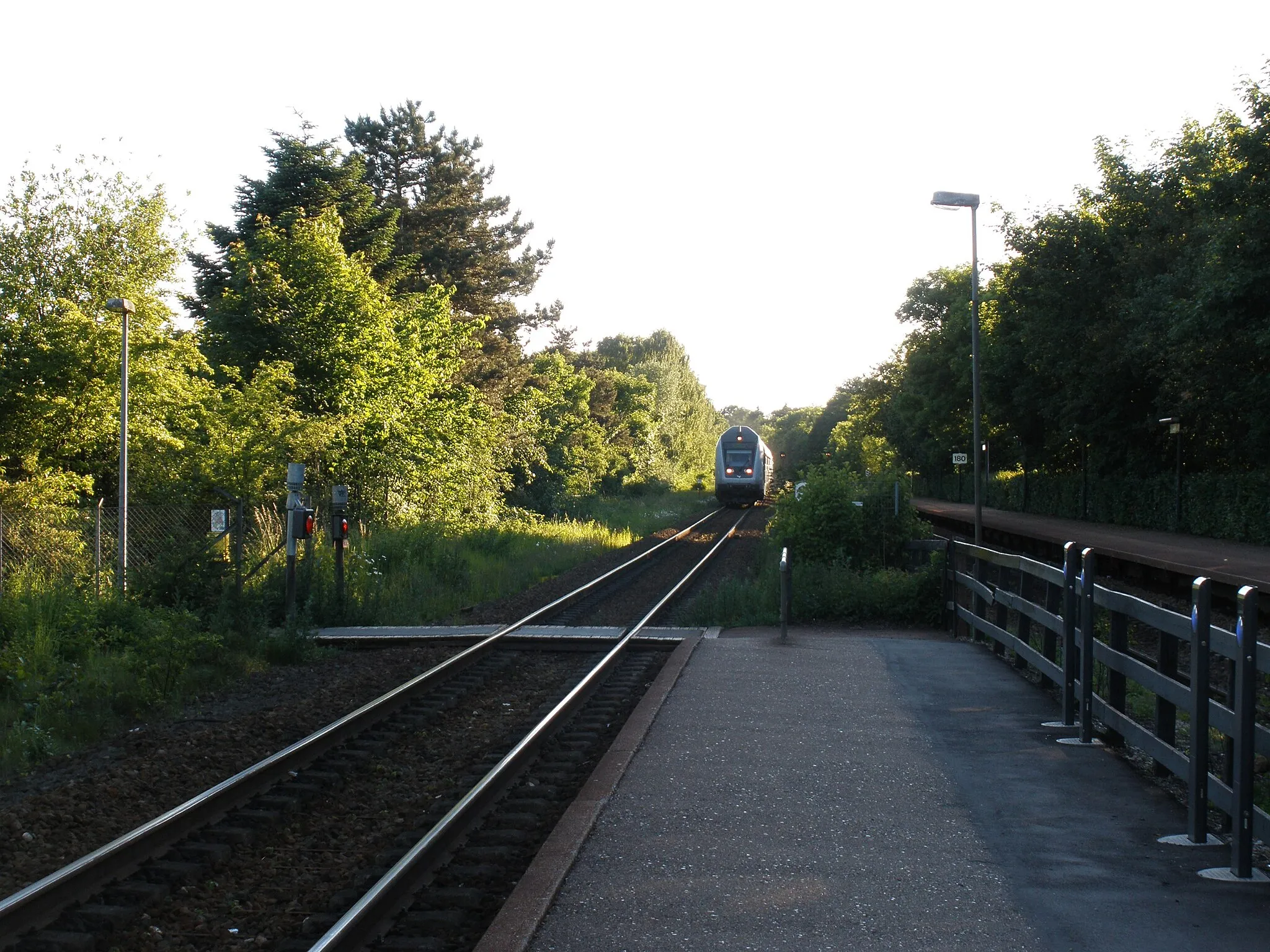 Photo showing: Entrance for track 2 (direction Roskilde) from a pathway along the station