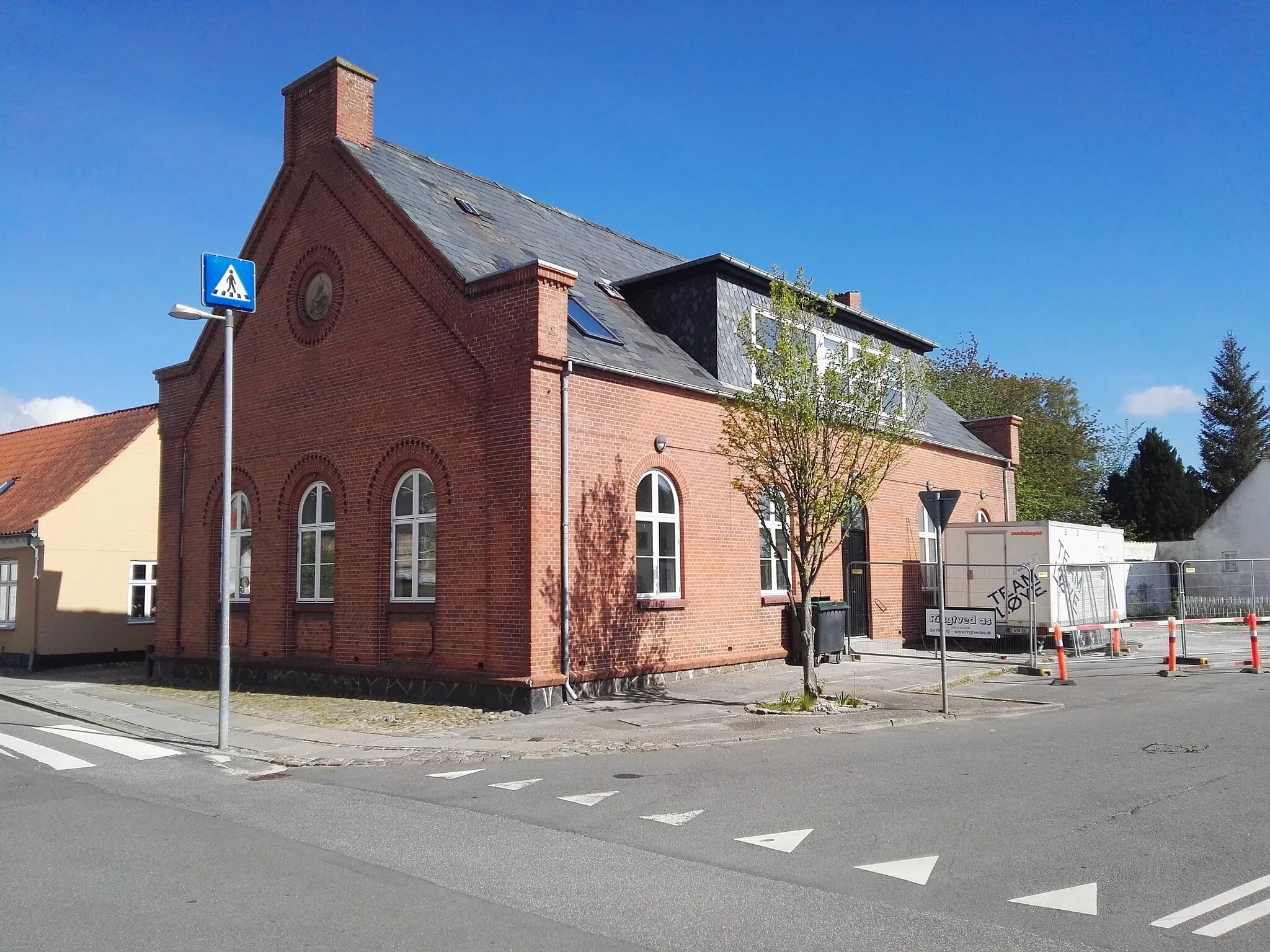 Photo showing: Rødby Købstads administrationsbygning fra 1919. Opført i 1895 som teknisk skole. I 1933 blev der bibliotek i loftetagen. Nu er der Lokalhistorisk Arkiv.
