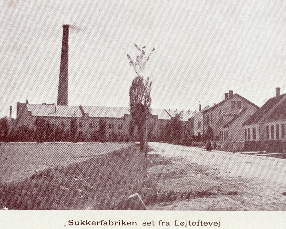 Photo showing: Sukkerfabrikken set fra Løjtoftevej - historisk postkort fra Nakskov på Vest-Lolland