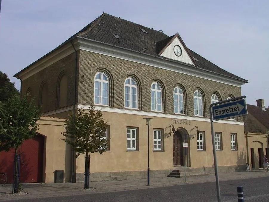 Photo showing: Ting- og Arresthuset
Hovedbygningen (1836-38 af Jørgen Hansen Koch) med udbygninger og ringmur (1836-38 af Georg Kretz). F. 1977. *