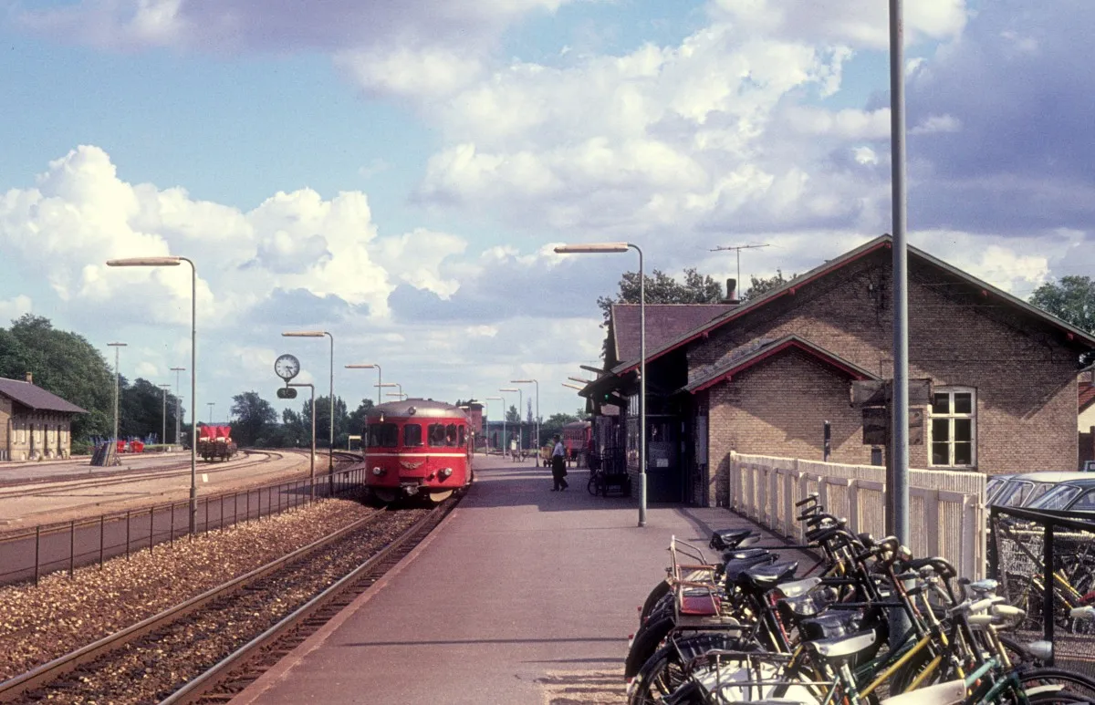 Photo showing: HTJ (Høng-Tølløse-Jernbane) Schienenbustriebwagen S 44 (Kalmar Verkstadsaktiebolag, Schweden 1953) Bahnhof Tølløse (DSB-Bahnsteig) am 25. Juli 1974.