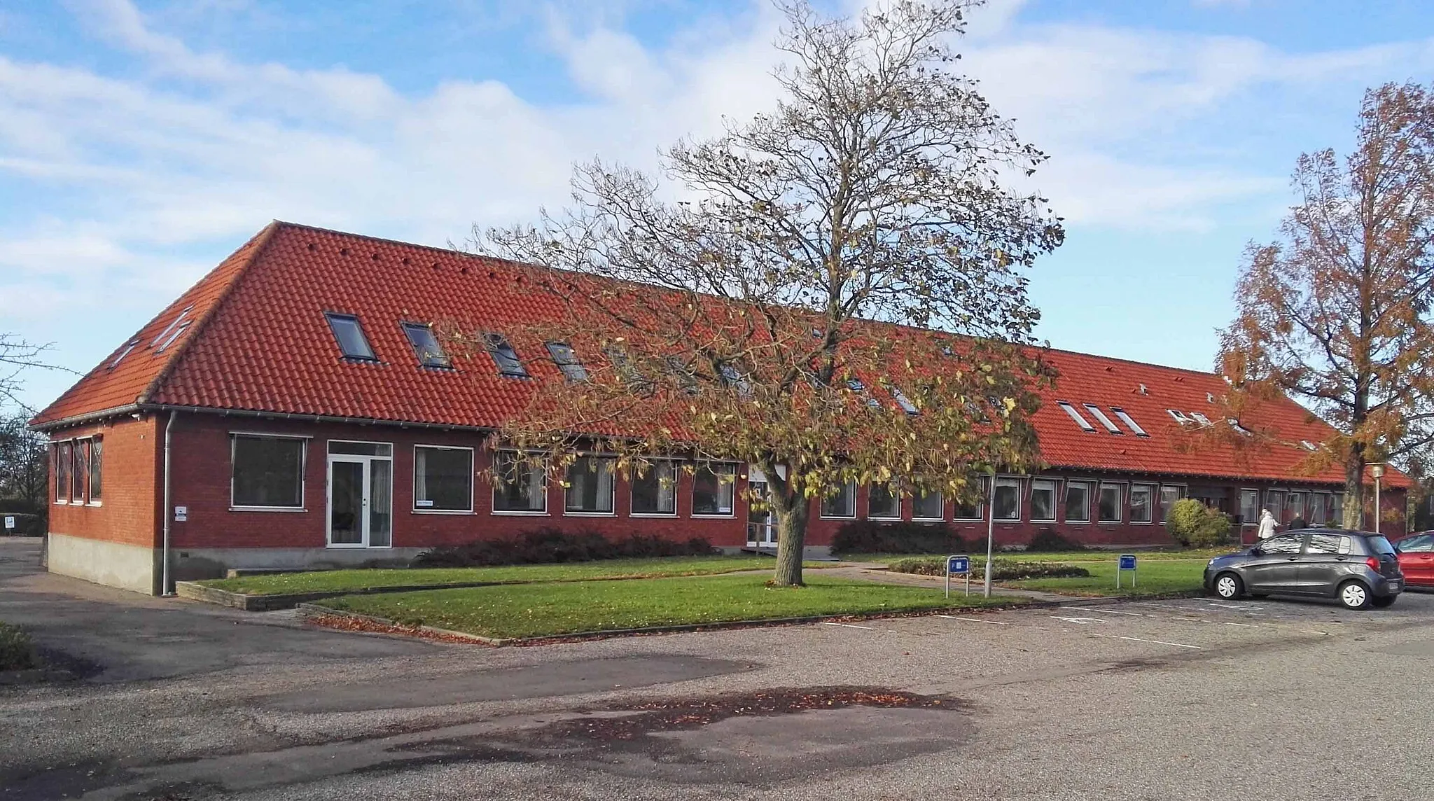 Photo showing: Den tidligere Høng Kommunes rådhus på Hovedgade 37. Benyttes af Ældre Sagen og andre foreninger.