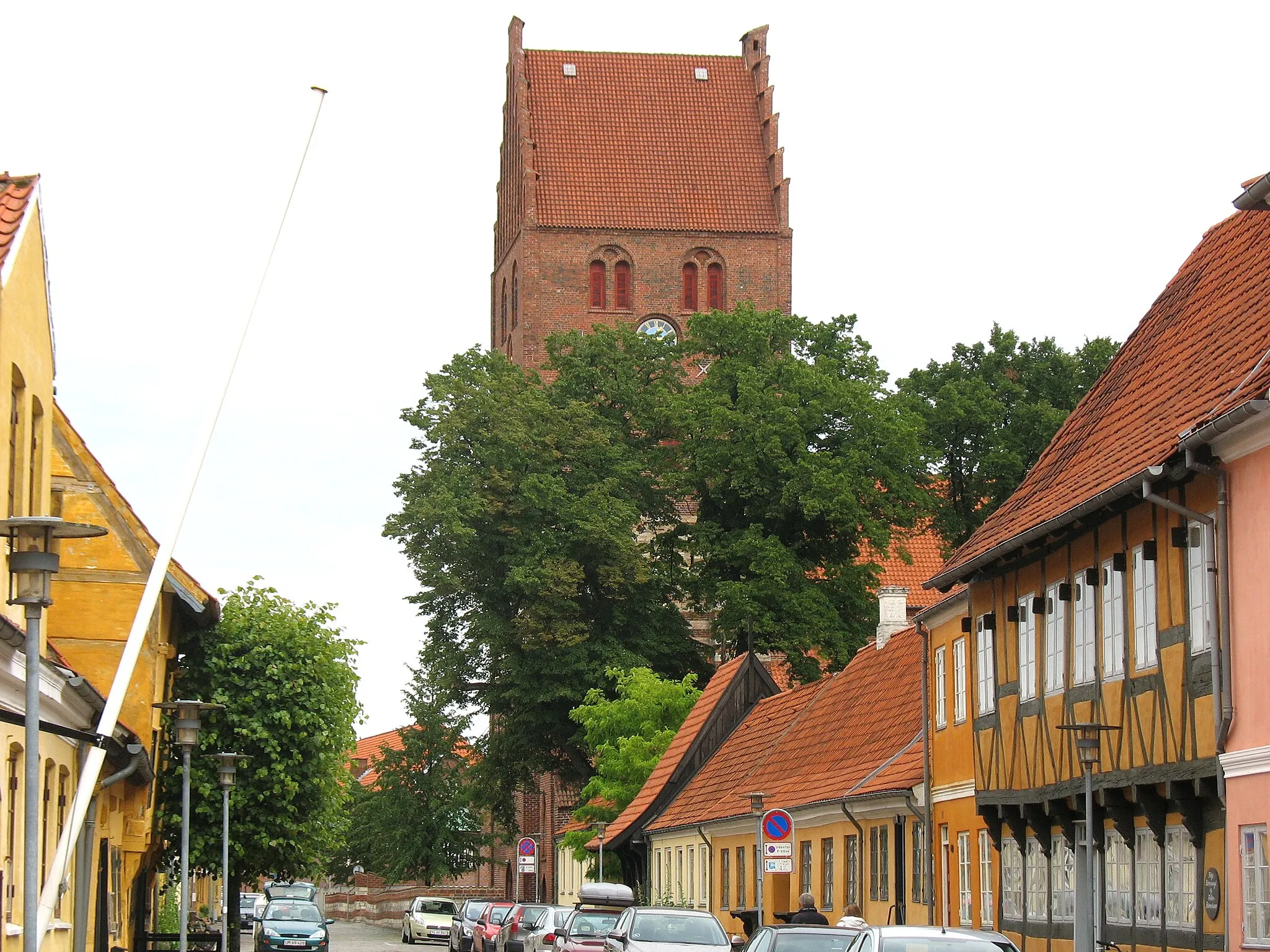 Photo showing: The old street "Kirkestræde" with a view to the church "Køge Kirke". The town "Køge" is located in Middle Zealand, east Denmark.