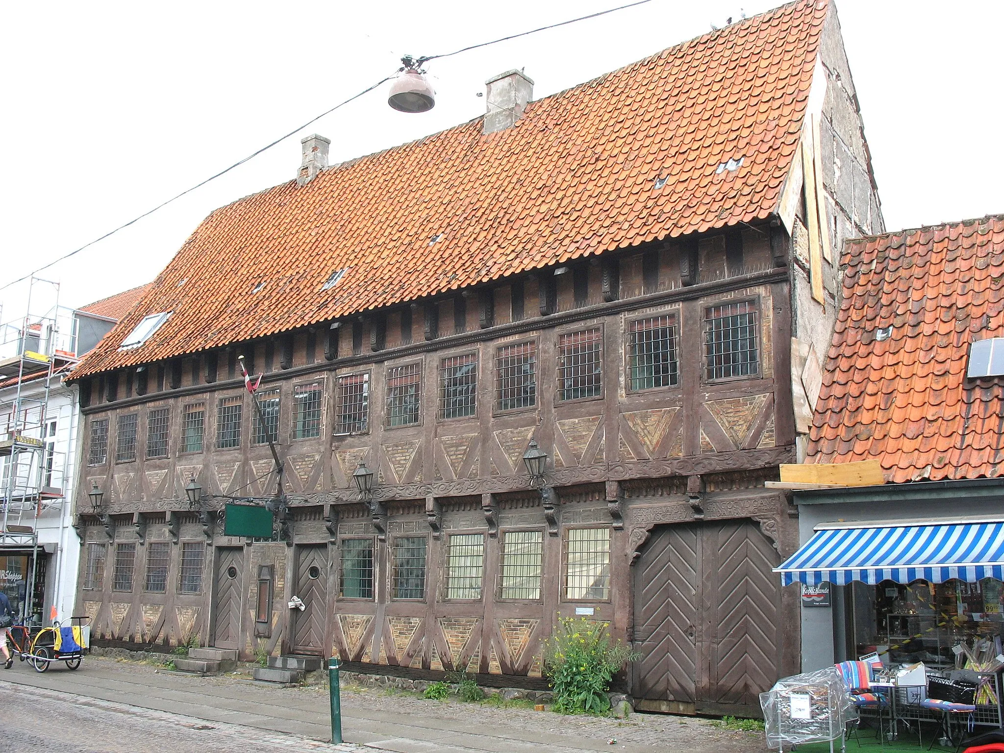 Photo showing: The old half-timbered house "Richters Gæstgivergaard" in the street "Vestergade". It is located in the town "Køge", Middle Zealand - east Denmark.