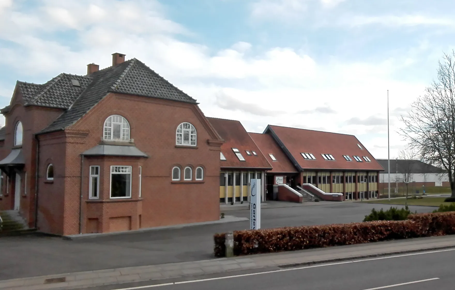 Photo showing: Gørlev Idrætsefterskole fra nordøst med hallen th.