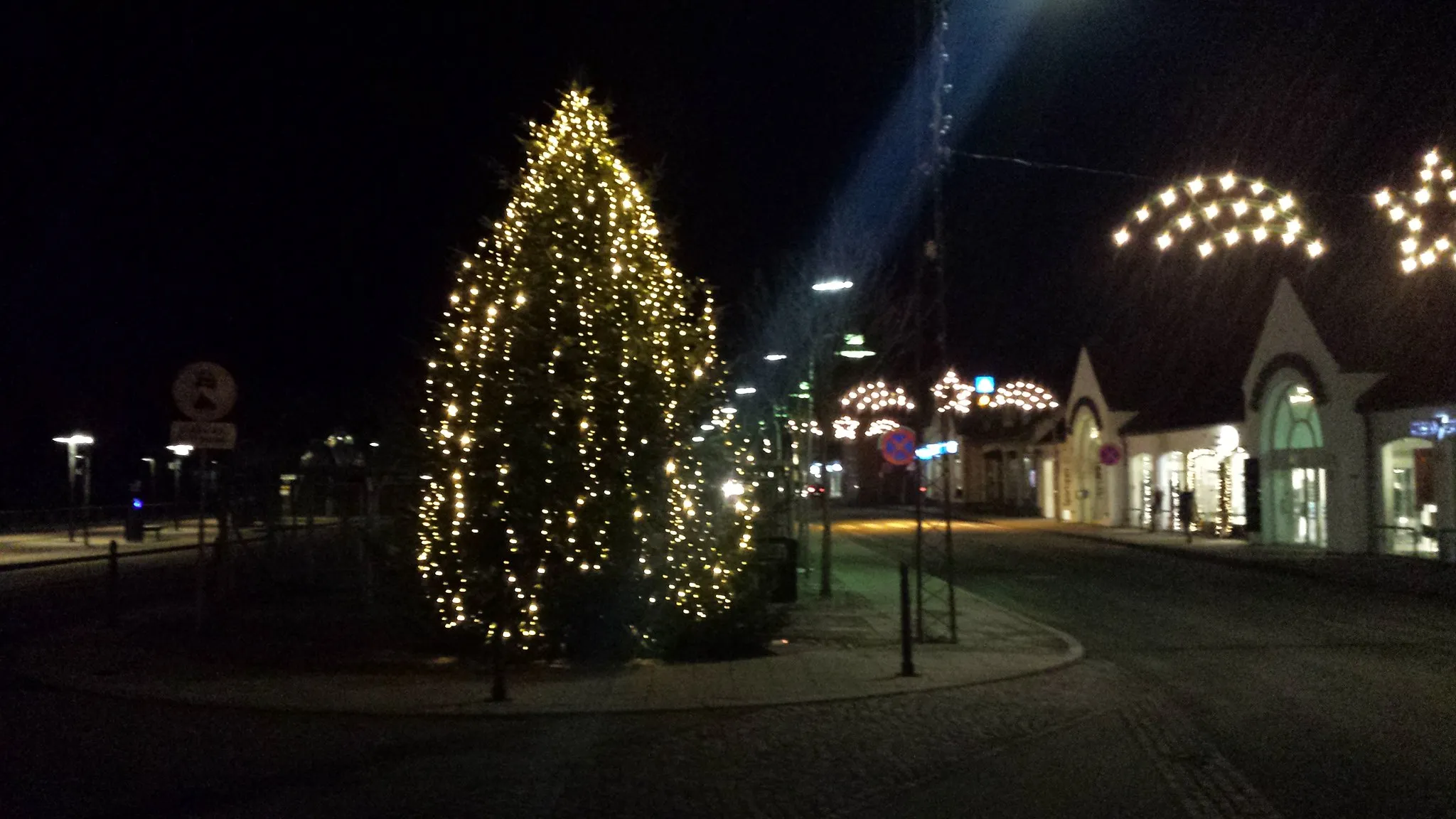 Photo showing: På billedet er et juletræ og julebelysning henover vejen