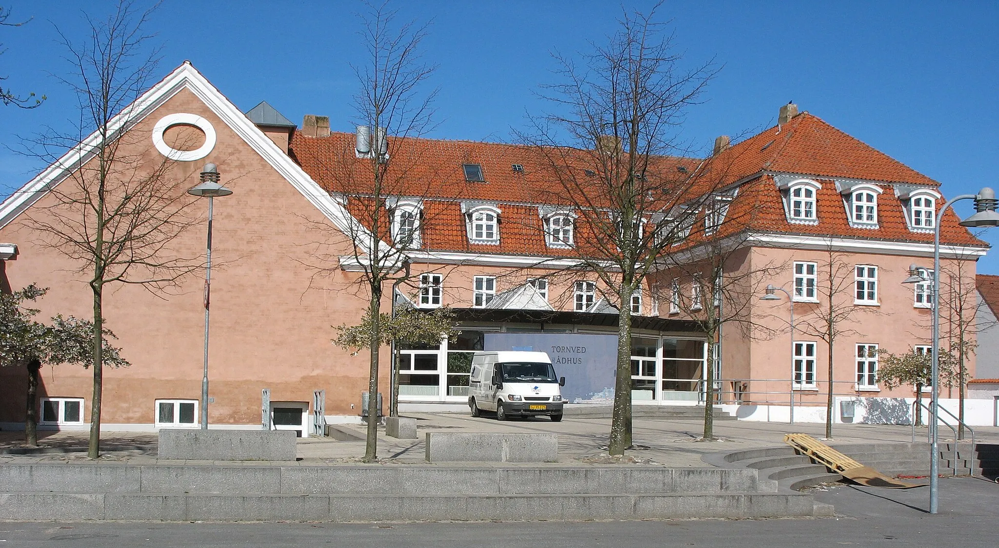 Photo showing: Det tidligere Tornved Rådhus på Skarridsøgade 37 i Jyderup, nu Jyderup Bibliotek