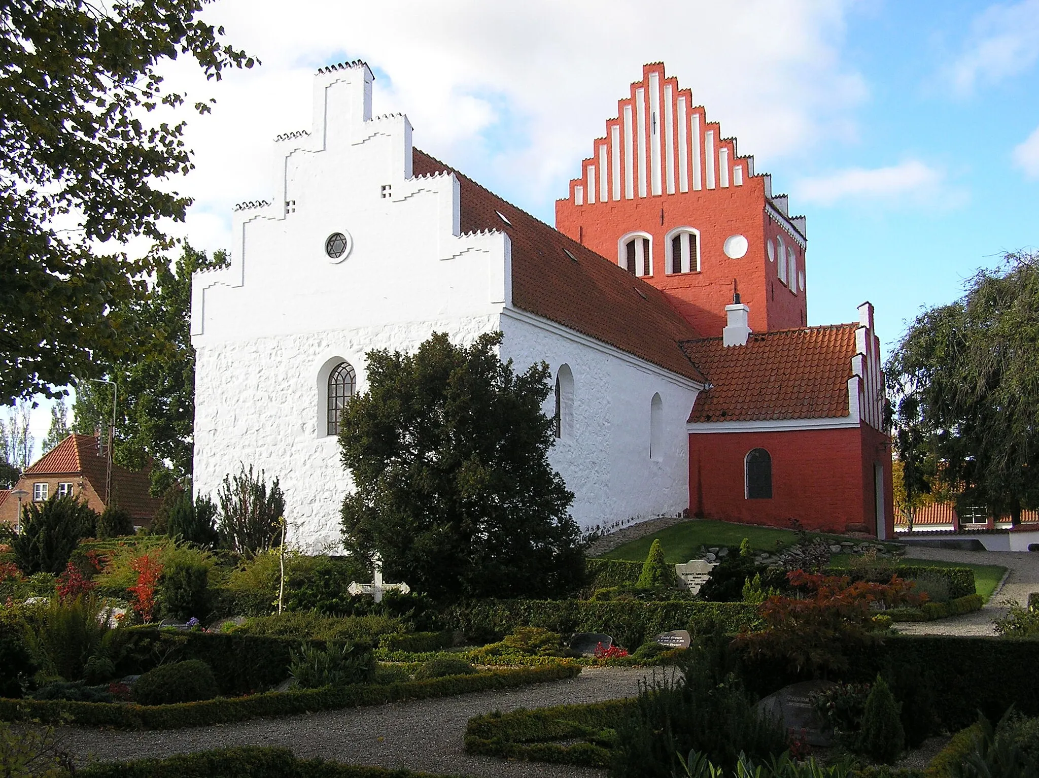 Photo showing: Udby Kirke, Tuse Næs.  Set fra kirkegård øst.