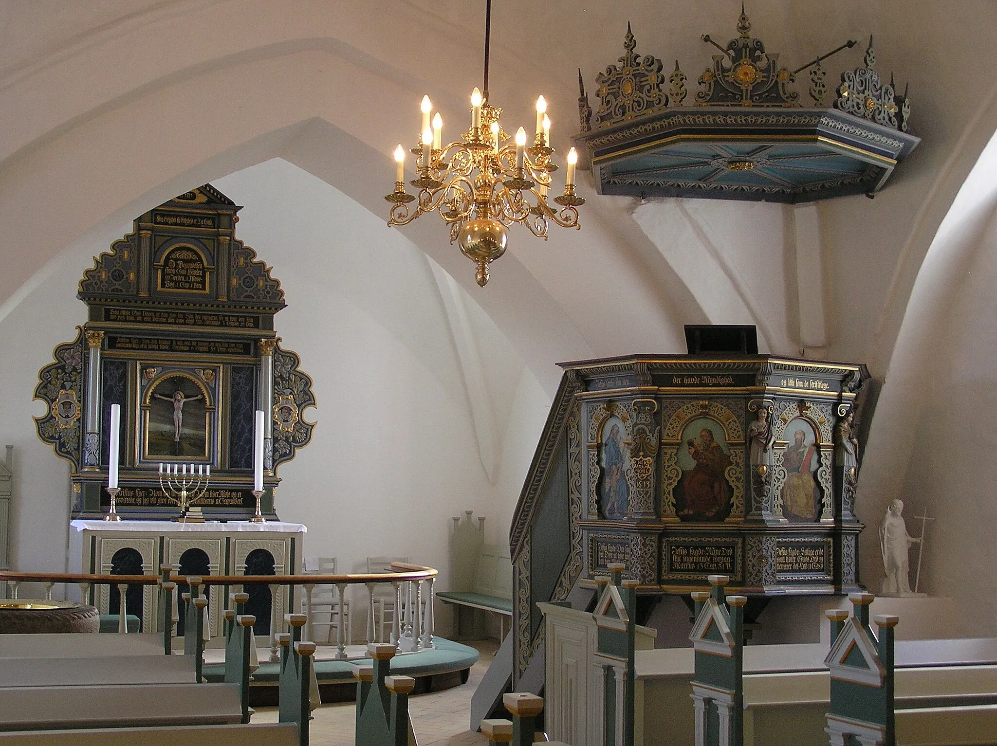 Photo showing: Udby Kirke, Tuse Næs:  Prædikestol og alter.