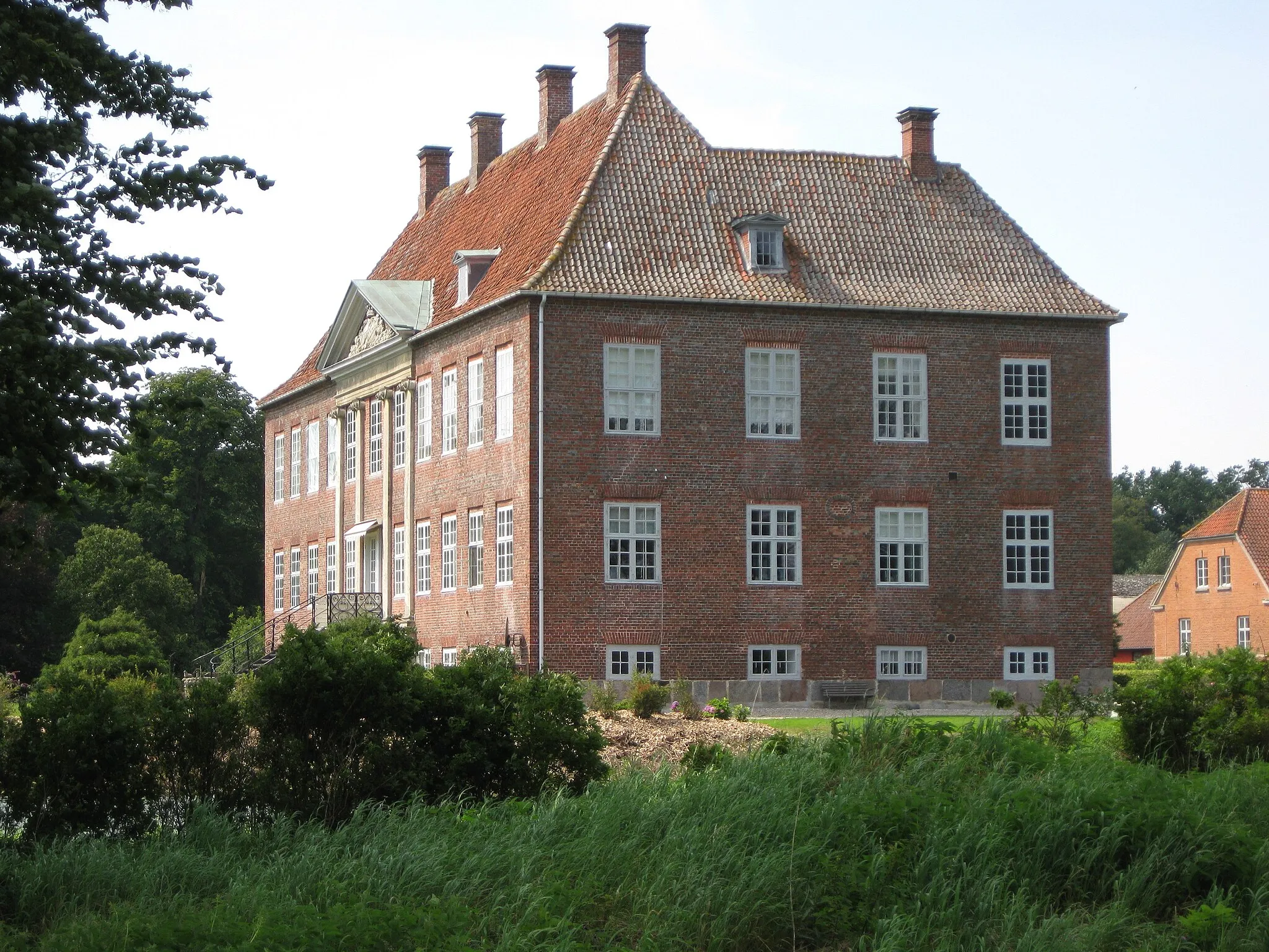 Photo showing: The estate "Nysø Slot" nearby the small town "Præstø". The place is located on South Zealand in east Denmark.