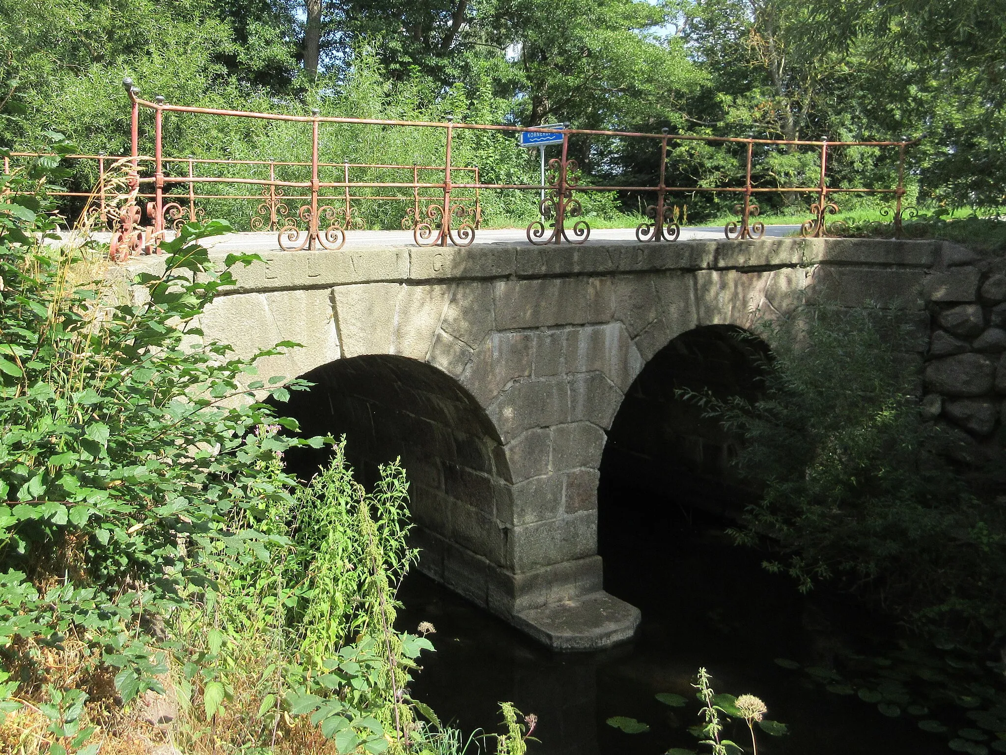 Photo showing: Double-arch granite bridge (Ledreborg)