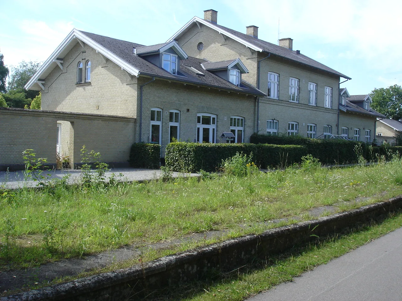 Photo showing: Dalmose Station, sporsiden fra sydøst med begge perronkanter